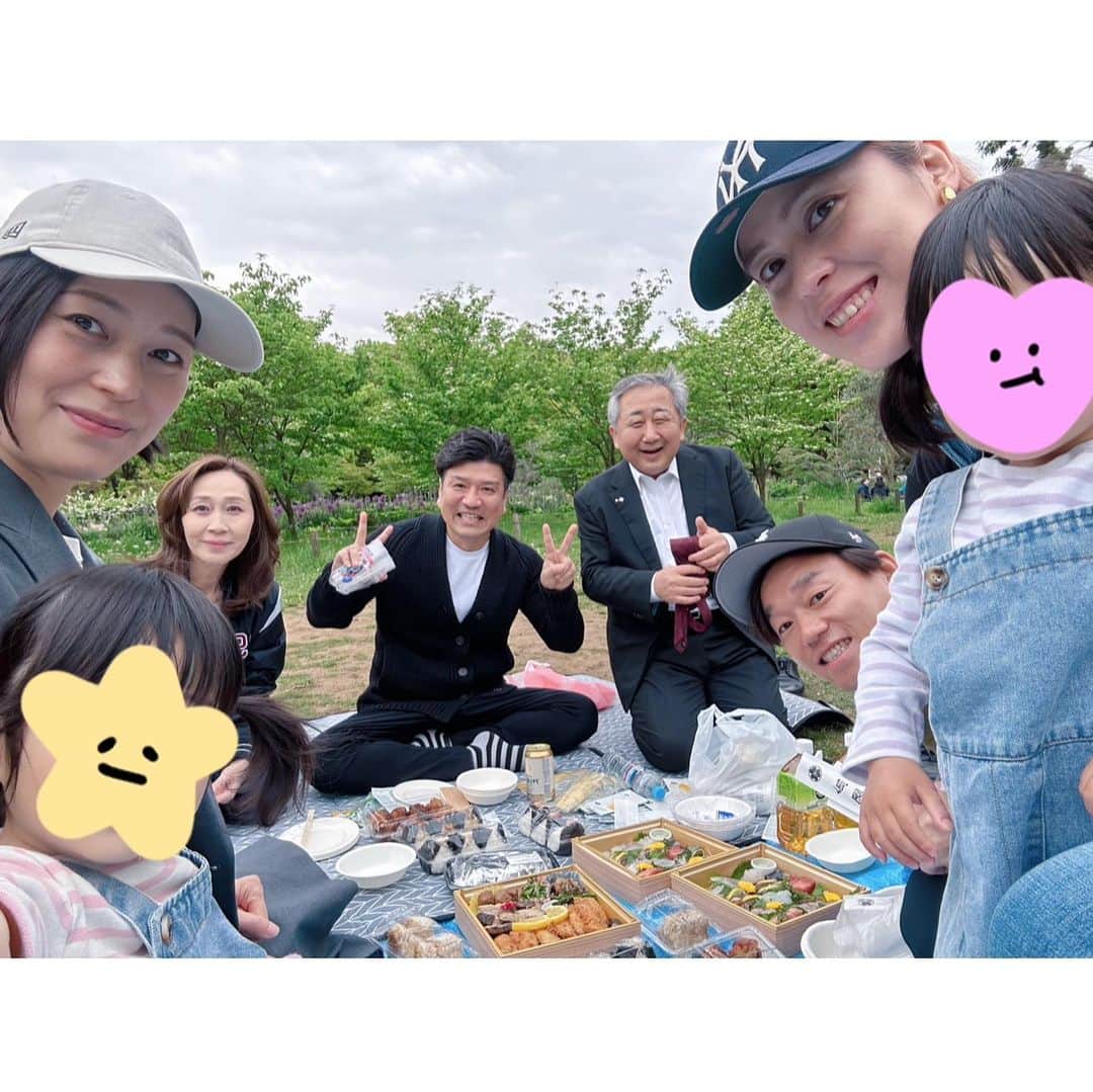 大山加奈さんのインスタグラム写真 - (大山加奈Instagram)「. . バレーボール観戦デビューの前に 代々木公園でピクニック🌸 . いつもお世話になっている方たちも 合流してくださり、小田原の新鮮なお魚を 持ってきてくださって なんとも豪華なピクニックになりました😳 . お魚大好きなふたごたちは大喜び‼︎ 特に和食好きな①は 焼き魚爆食い🤣 両手に焼き魚を持つ2歳児…笑。 スイーツ好きな②は 両手にシュークリームと ふたりの個性がよくでていました🤣 . おいしいお魚の差し入れ ありがとうございました‼︎ . たくさん食べてたくさん遊んでくれたおかげで 試合開始早々から2セット終了まで寝てくれました😆助かった‼︎‼︎ . 試合会場の近くにこういった 大きめな公園があると助かりますね😊 . . #双子#twins #ツインズ#双胎#双子出産 #双子育児 #ddtwins #dd双胎#多胎育児 #2歳#代々木公園でピクニック #子連れお出かけ #子連れでお出かけ」4月24日 14時29分 - kanaoyama0619