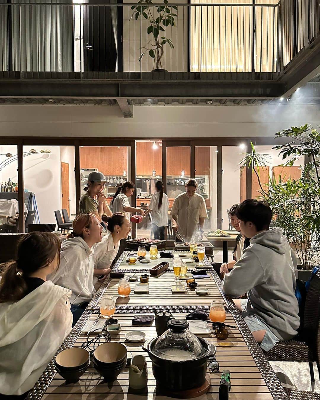 のインスタグラム：「沖縄思い出 vol.1 🌴 爆裂船酔いからの真暗密入国で12時間移動 体験記。 人生で一番過酷な結婚式だったけど、 泣いて笑って素晴らしい時間だった笑  いつか2人に子供ができたら この話は流石に私たちからしたい。笑  改めて さえちゃん、いさやおめでとう♡」