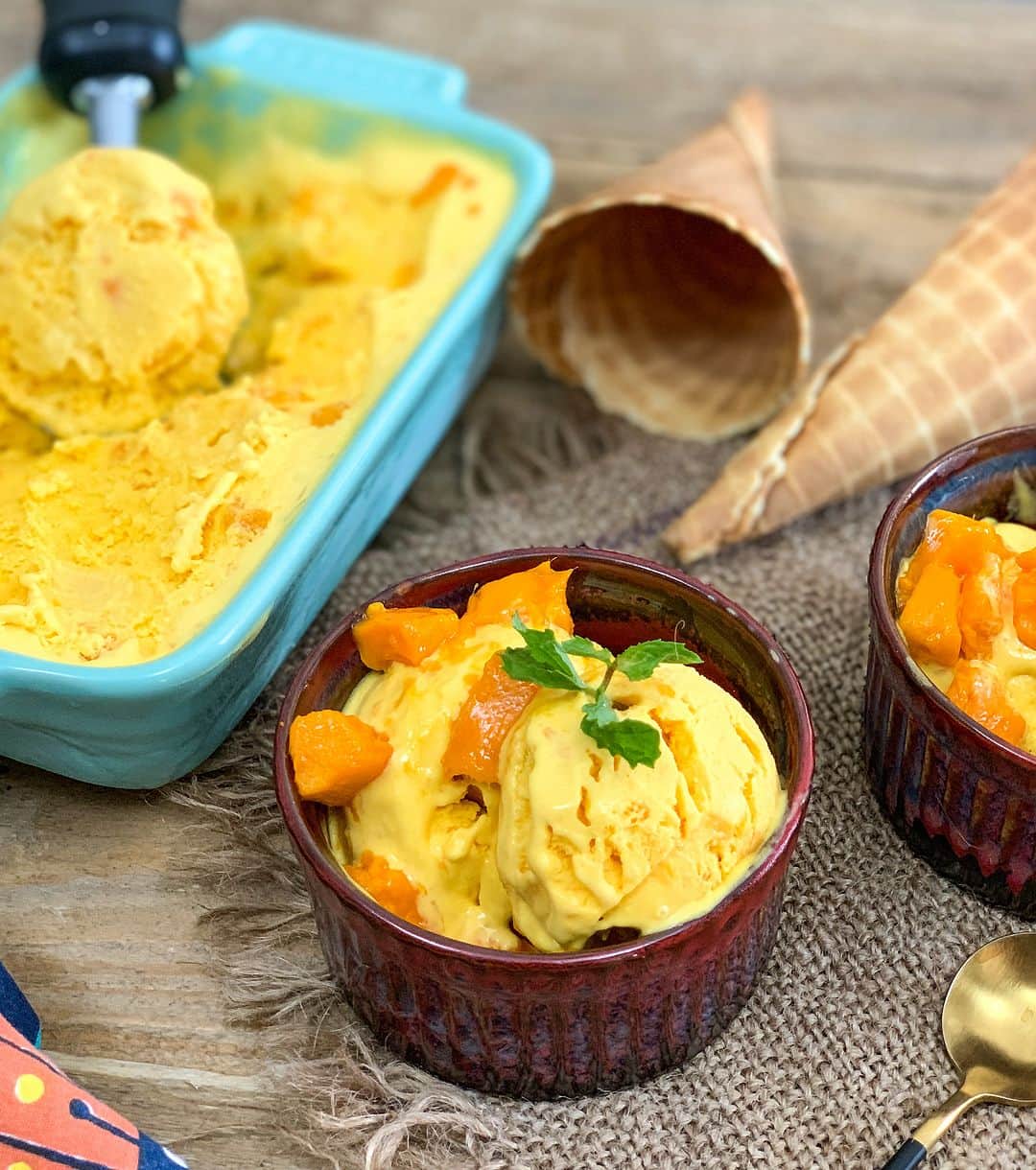 のインスタグラム：「An absolute treat for summer, this is the best mango ice cream that you would have ever tasted. Made with three simple ingredients it is flavorful and silky smooth with chunks of fresh mango.  Ingredients 400 ml Fresh cream, Amul 1 cup Mango Pulp  3/4 cup Sugar 1 cup Mango, chopped  👉To begin making the Homemade Mango Ice-Cream Recipe,  Into a blender add cream, mango puree, and sugar. Blend until well combined, about 2 minutes. Keep aside. 👉Now we will set up the Ice Cream Maker. 👉Place the ice cream bowl which has been kept in the freezer for 2 days into the ice cream maker. Attach the paddle and start the ice cream maker. 👉Pour the mango ice cream mixture through the opening into the ice cream maker. 👉Run the ice cream maker for 20 minutes and do not turn off the machine in between. You will see that slowly, the ice cream will start to turn thick and creamy. 👉After 20 minutes add the chopped mangoes to the churning mango ice cream and run the ice cream maker for another 5 minutes. Turn off the ice cream maker. 👉Once done, spoon the churned Mango Ice Cream into a container with an air-tight lid. Cover and freeze the mango ice cream for 4 to 5 hours.  👉Once the Mango ice cream is frozen, scoop out the ice cream into a cone or a bowl and top it up with some freshly cut mangoes and serve.  #summer #summertime #summerecipes #mangorecipes #mangoicecream  #mangolove #mangolover #homemadeicecream #archanaskitchen #summertreat #summ」