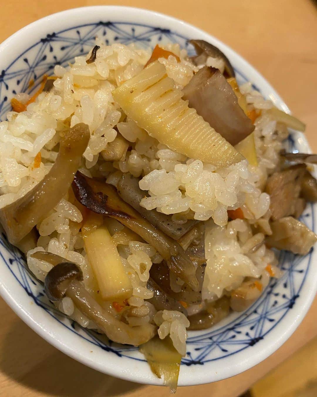 谷桃子のインスタグラム：「今年初たけのこご飯♡♡ 茨城の実家なう😋✨🌸  やっぱり実家ご飯が一番美味しい ╰(*´︶`*)╯♡✨🎵  コモモちゃんもぴっぴちゃんも 田舎時間を満喫中☺️✨☘️  #茨城帰省」