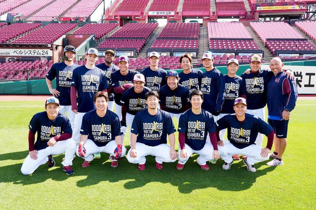 東北楽天ゴールデンイーグルスさんのインスタグラム写真 - (東北楽天ゴールデンイーグルスInstagram)「⚾️  3日連続で記念Tシャツを着てパチリ✌🏼 練習開始時間がまちまちな野手も久しぶりに集まりました📸 開幕からすでに5枚もあるので新しい順に😆  ✨浅村栄斗選手1000打点✨ ✨田中将大選手日米通算2500奪三振✨ ✨岸孝之選手2000奪三振✨ ✨田中将大選手1500奪三振✨ ✨松井裕樹選手200セーブ✨  #rakuteneagles #浅村栄斗 #田中将大 #岸孝之 #松井裕樹」4月24日 14時23分 - rakuten_eagles