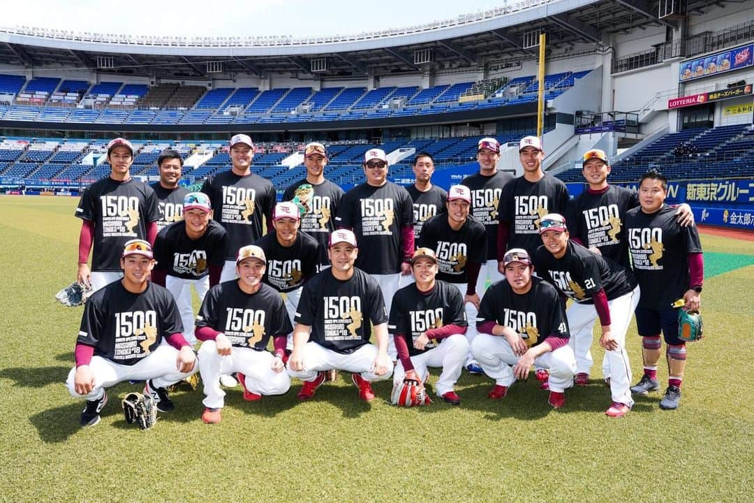 東北楽天ゴールデンイーグルスさんのインスタグラム写真 - (東北楽天ゴールデンイーグルスInstagram)「⚾️  3日連続で記念Tシャツを着てパチリ✌🏼 練習開始時間がまちまちな野手も久しぶりに集まりました📸 開幕からすでに5枚もあるので新しい順に😆  ✨浅村栄斗選手1000打点✨ ✨田中将大選手日米通算2500奪三振✨ ✨岸孝之選手2000奪三振✨ ✨田中将大選手1500奪三振✨ ✨松井裕樹選手200セーブ✨  #rakuteneagles #浅村栄斗 #田中将大 #岸孝之 #松井裕樹」4月24日 14時23分 - rakuten_eagles