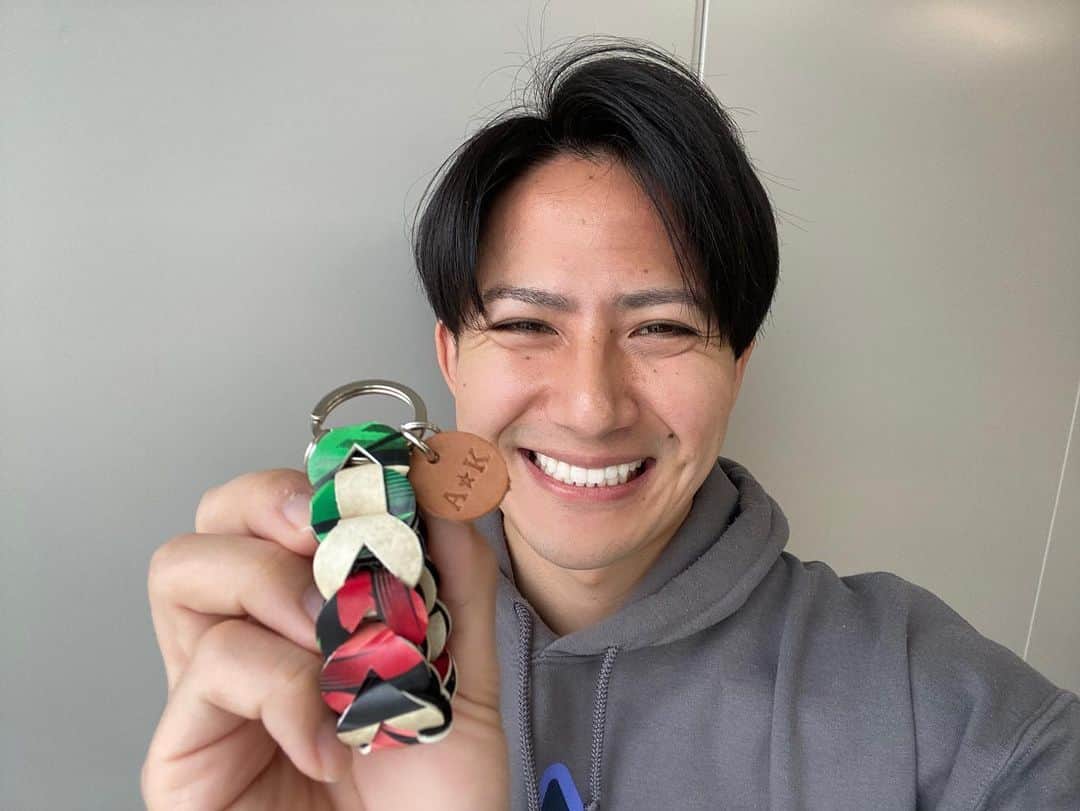 フジテレビアナウンサーのインスタグラム：「今回は、使い古してしまったサッカーボールでキーホルダーを作りました！ たくさん練習したり、いっぱい遊んだりしたボールを捨ててしまうのは、もったいないし、心が痛みますよね。 それが、形を変えて、ずっと手元に残る、思い出のアイテムになります！ ＃体感サステナWAVE ＃楽しくアクションSDGs ＃サッカーボール ＃フジテレビアナウンサー                                   ＃安宅晃樹」