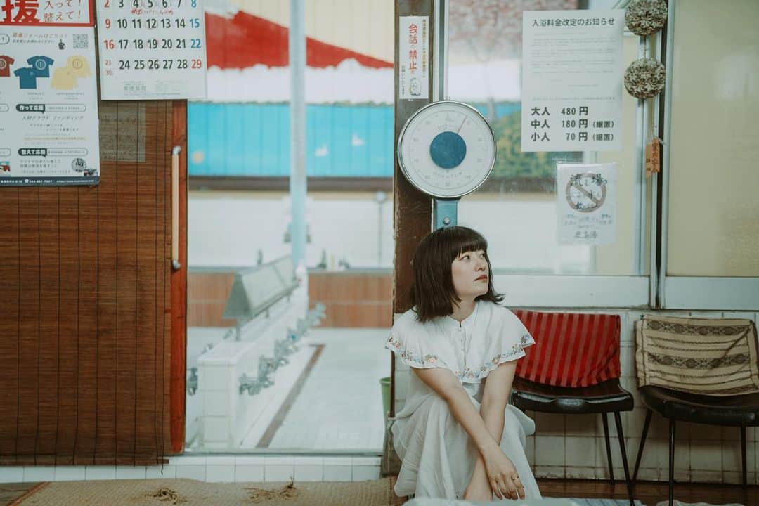 旭桃果のインスタグラム：「Photo by @iwatomo_photography  📍 @urawa_kashimayu   model: @momokasahi   旭桃果出演舞台残すところ、2ステージ。 ご予定悩んでたけど空いたよっていう方はぜひご連絡お待ちしています。  シアターΧｶｲ　提携公演 玄狐「偽語り 眉間尺」   脚本・演出/石橋直也     ２０２３年４月１９日（水）〜２５日（火）  4月 19日(水)18:00 20日(木)13:00/18:00 21日(金)13:00 22日(土)13:00/18:00 23日(日)13:00/18:00 24日(月)18:00 25日(火)13:00  全席指定 前売6,000円 当日6,500円  上演時間 約2時間45分(途中休憩15分あり)  劇場 両国シアターX(カイ) JR総武線両国駅西口下車、左へ徒歩約3分 都営地下鉄大江戸線両国駅A4・A5出口徒歩約8分  ご予約 https://www.quartet-online.net/ticket/x-mikenjyaku?m=0vjfjgj  特設サイト https://kurokitsune2020.jimdofree.com/次回公演-1/  特典映像 https://youtu.be/FIk8yYAM4DU  #jp_portrait #mad #生花 #ikebana #blueroses #sento  #銭湯女子 #鹿島湯 #鹿島 #鹿島アントラーズ  #埼玉 #セ活 #サウナ女子 #サ活」