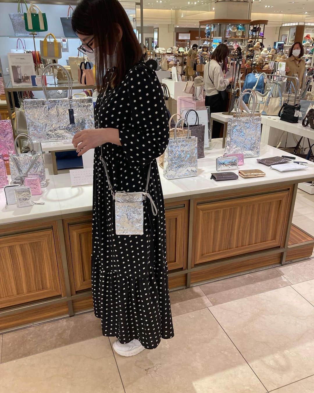 mukuのインスタグラム：「m78のお財布ポシェット新色のシルバー入荷のご案内です✨ 旅行にピッタリのミニマムポシェット 西宮阪急、新宿髙島屋、オンラインショップにて販売スタートしました #キラキラバッグ #ミニマムポシェット #スマホポシェット #m78 #西宮阪急 #新宿髙島屋 #シルバー #シャンパンゴールド #ピンク #モノトーンファッションに合う」