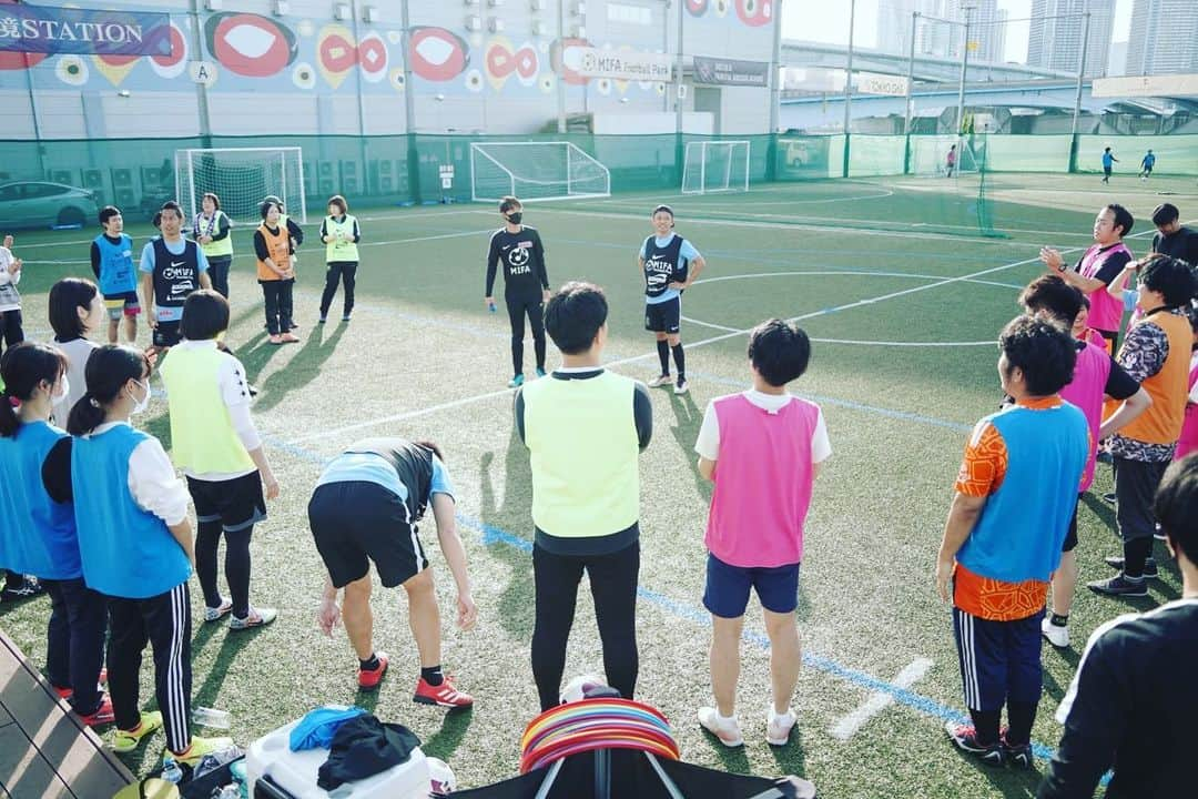 GAKU-MCさんのインスタグラム写真 - (GAKU-MCInstagram)「仙台、福岡、立川、そして豊洲。  サッカー部創設をテーマに行ったフットボールクリニック　　　　　　　　　　　 【GAKU-FC】　　　　　　　　　　　　　　　 四箇所のツアー、無事終了いたしました。  本当に沢山の方にご応募いただき開催できたこと（抽選で外れた皆様すいません）、有り難く思います。　　  音楽とサッカー。やっぱり世界二大共通言語。あっという間に仲良くなれますね。  沢山の気づきがあった今回の旅。必ずまた開催したいと思います。そしていつか大会や合宿などもやりたいなあ。そんなことを想像しながら明日へと進もう。  ご参加くださったアミーゴ皆様、本当にありがとう。また蹴ろうね！  #gakufc #gakumc #ガクエムシー #ウカスカジー #lifeisajourney #MIFA #MIFAFOOTBALLPARK #音楽好きと繋がりたい #サッカー好きと繋がりたい #エンジョイ #個サル #フットサル #フットボール」4月24日 14時33分 - gaku_mc