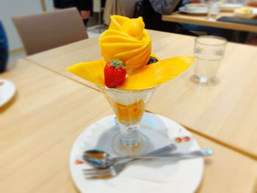 七瀬遥のインスタグラム：「マンゴーパフェ🥄🍓🥭💕  マンゴーぎっしりたっぷり入っていて🥭🥭🥭  美味しかったぁ😋😋😋  #マンゴーパフェ#マンゴー#美味しい#果実園#happy #delicious#mango#fruit  #day#life#smile#fun#love#model#good#friend#family#happiness#good#tokyo#japan」