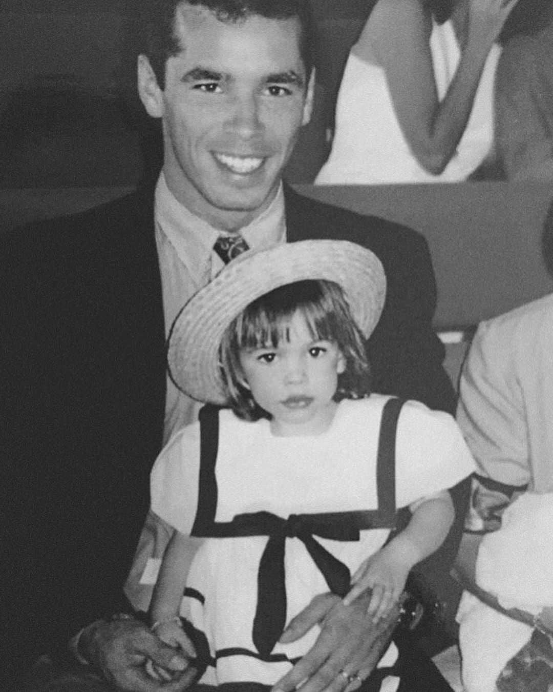 エリー・ゴンサルヴェスのインスタグラム：「Every year I write a letter to my daddy on the anniversary of his death and I thought I’d share it here this year so maybe it can change someone’s life or perspective. *trigger warning, this topic is on suicide. If you are easily trigged by this, please scroll on.*  “Daddy. It’s been 8 years since you left. That’s 2,920 days and more since I held your hand, hugged you and you held me in your arms. That’s 70,080 hours since I heard your voice, I told you I loved you and you told me you loved me with all your heart and soul back. That’s 420,4800 minutes I’ve been here without you, since I’ve heard your beautiful laugh and have been able to ask you all of the things a daughter needs to ask her daddy.  I miss the way you smell, the way you laughed and laughed at me. I miss the way we would both watch our same favourite movie over and over again and it never got old. I miss the way you always made me felt safe and supported. Most of all I just miss the way you loved me just as much as I loved you. It’s been 8 years and while time helps things become easier to bear, it will never truly take the pain away and the massive hole you have left behind.   Dad, I take so much comfort knowing you’re always around and I know you’re always proud. I love you more as time moves on and you stand still in this world with me. I hold on to all of the memories of you in my heart forever. I love you daddy bear x”   My dads story always reminds me of how important it is to speak to someone about life.. no matter who is trying to hurt you, or how hard things may seem - because YOU matter. I myself been through the nights that seem like they will never end, I’ve cried more tears than I thought I was capable of after such a loss and felt things I never want to feel again but I got support from the right people around me and found a Counsellor that could help me.  Remember not matter what you’re going through, you are LOVED, you are WORTH fighting for and you BELONG here x if you are feeling lost or alone reach out to family/friends or visit https://www.ruok.org.au/findhelp 🤍」