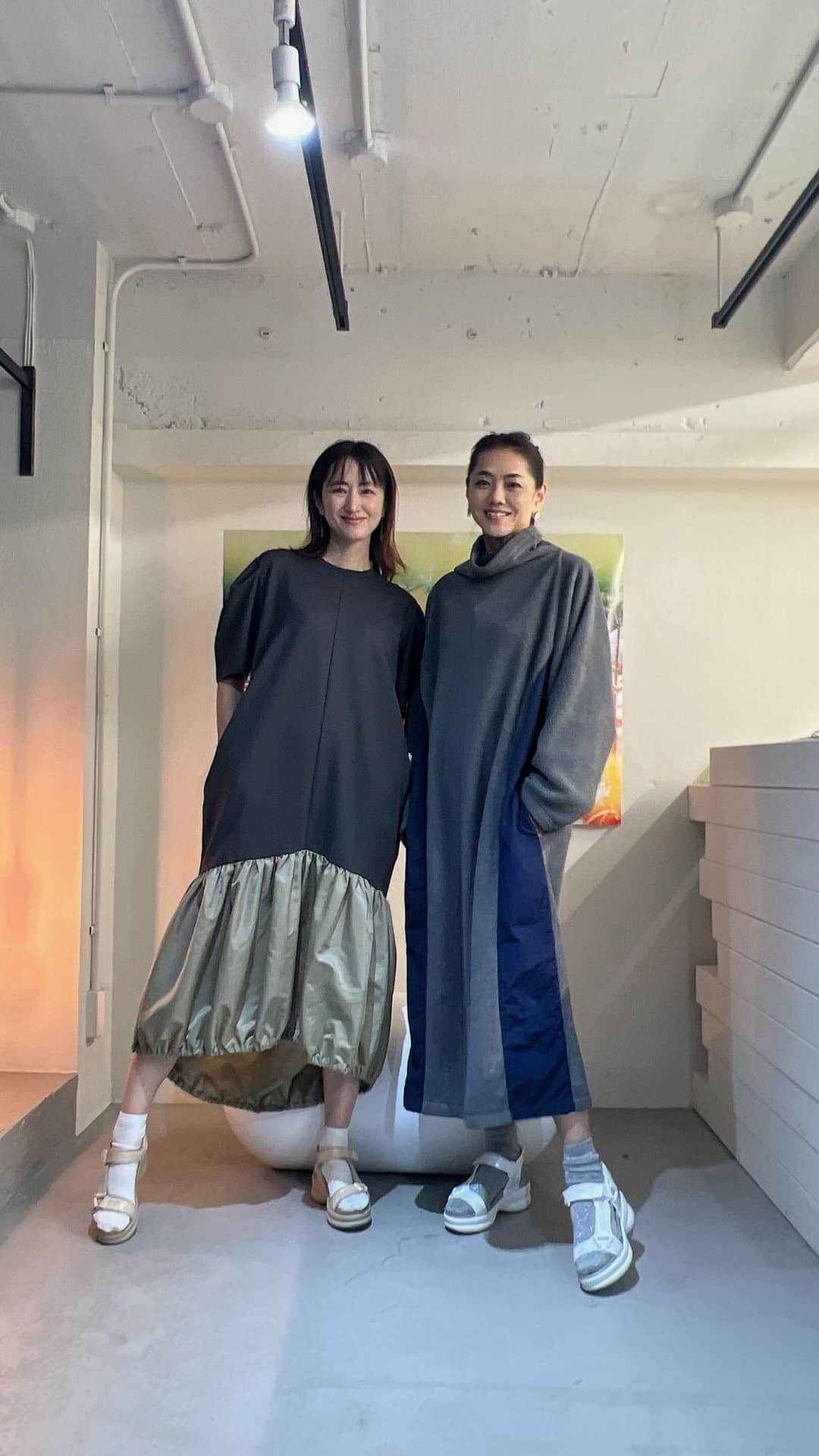 前田ゆかのインスタグラム：「先日の展示会巡り！ 秋冬はじまってます〜〜 たくさん試着したくなる ヘリンドットサイの洋服！  クローゼットの中にヘリンの洋服が毎年追加で増えてきてるー🤍 色彩鮮やかなバリエーションが気持ち弾むから好き⤴︎⤴︎  @maenorichang  典ちゃんとマエピンで！ #ヘリンドットサイ #ファッション #展示会 #fashion  #newfashion #今日のマエピン #マエノリコンクリート」