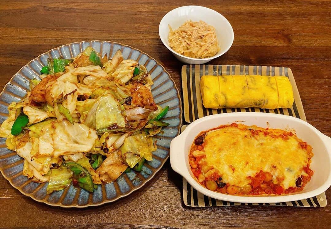 山崎ケイさんのインスタグラム写真 - (山崎ケイInstagram)「🍽 最近のごはん  1枚目 水菜の煮びたし 春雨サラダ 豚肉のしそチーズ巻き じゃがいもとにんじんの煮物  2枚目 回鍋肉 チリコンカンのチーズ焼き えのきの明太子和え 塩昆布だし巻きたまご  3枚目 チャーシュー風豚肉焼き ほうれん草ともやしの塩昆布ナムル ブロッコリーとたまごのサラダ チリコンカン  #献立」4月24日 14時43分 - kei_yamazaki_aisekistart