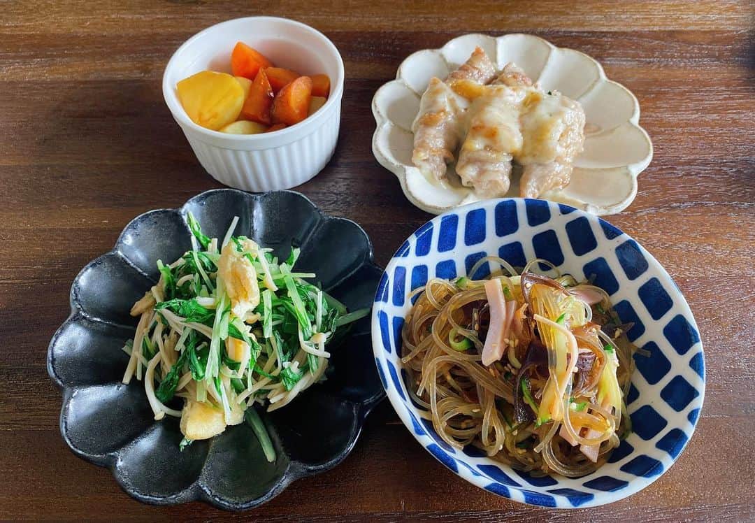 のインスタグラム：「🍽 最近のごはん  1枚目 水菜の煮びたし 春雨サラダ 豚肉のしそチーズ巻き じゃがいもとにんじんの煮物  2枚目 回鍋肉 チリコンカンのチーズ焼き えのきの明太子和え 塩昆布だし巻きたまご  3枚目 チャーシュー風豚肉焼き ほうれん草ともやしの塩昆布ナムル ブロッコリーとたまごのサラダ チリコンカン  #献立」