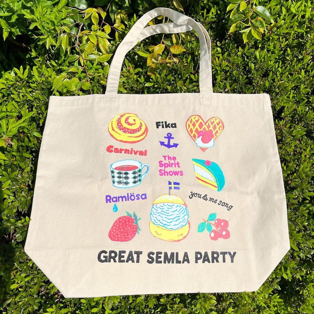 のインスタグラム：「GREAT SEMLA PARTYの物販、只今オンラインショップでご購入頂けます。今回の物販で真っ先に作ろうと思ったのが、このトートバッグ🇸🇪✨17年にリリースしたアルバム『The Blue Boy』のツアーの時に作ったトート(写真2枚目)がとても気に入っていて普段もよく使うので、そのイラストを描いてくれたmasatoo hiranoくんに依頼し、セムラやスウェーデンのスイーツを描いて頂きました✨今回も最高の仕上がり！少し大きめなので夏に海や山にお出掛けする時も、ガンガン荷物を詰めていけますよ🍀もちろん近所のお散歩にもgood！スウェーデンや北欧の雑貨がお好きな方にも、スゴくお勧めです🇸🇪✨ポストカードも同様に！！大分残りが少なくなってきましたので、ぜひお早めにお求め下さいね🌈  物販はこちらから↓ https://fikarast.thebase.in  #カジヒデキ #greatsemlaparty  #春のカフェライブツアー  #hidekikaji #semla #sweden」