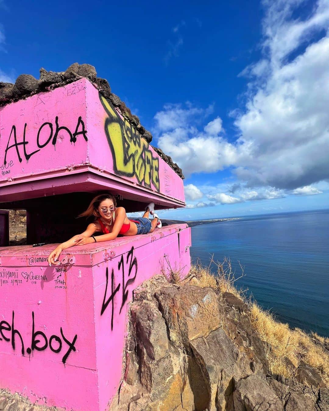 鈴木愛美さんのインスタグラム写真 - (鈴木愛美Instagram)「: 𝗺𝗲𝗺𝗼𝗿𝗶𝘀 𝗽𝗶𝗰📸❤️‍🔥 𝒊𝒏.𝑯𝒂𝒘𝒂𝒊𝒊..✈︎✴︎゜  黒い♡今年全然肌焼いてない🤎💭  #pinkyshake #pinkyshakebikini #hawaii #hawaiistagram #pillbox」4月24日 14時56分 - x.manya.x