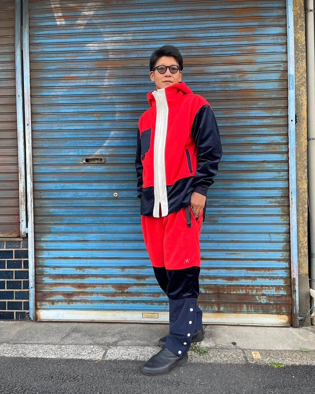 駿河太郎のインスタグラム：「NEWORDER 2023-24 Autum-Winter  Microfleece ＋corduroy＋nylon セットアップ （Black or orange×navy）  上は裾の部分を 薄手のコーデュロイにしてるのでフード付きロングシャツの扱い  下のパンツは 腰回りは暖かくフリース 膝周りはコーデュロイ 裾はナイロンで 懐かしのバスケットパンツ仕様  写真で着てる黒がサイズ2 オレンジがサイズ0 （サイズ0は男が着ればジャスト目 女子が着ればオーバーサイズな雰囲気で🙆‍♂️）  @neworder_apparel   Theme of “1+1+1  Designer   @tarosleepydog    @a.g.s.mamoru    @akr__maruyama   Support   by @_yuukitagawa   #服好きな人と繋がりたい  #バスケットパンツ #バスケ  #アパレル  #ドメスティックブランド  #メイドインジャパン  #ハッシュタグ #ってなに  今から、本日もお店おります♪ お待ちしております！」