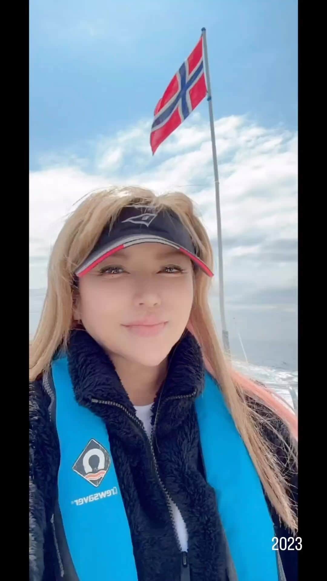 selfieneのインスタグラム：「ノルウェーフレンドシップヨットレース🇳🇴  1964年に開催された東京オリンピックのセーリング競技での、ある出来事。 5.5メートルクラスにノルウェー王国代表として参加したハーラル皇太子殿下（当時27歳）が、レースを観戦されていた日本の皇太子殿下と妃殿下（現上皇陛下と上皇后陛下）と友情をはぐくまれたことをきっかけとして、その後、開催されるようになったノルウェーフレンドシップヨットレース。 今年で20回目の開催。  200名以上の参加者、協賛も多く ジュニアセーラーにも大人気のレース✨」