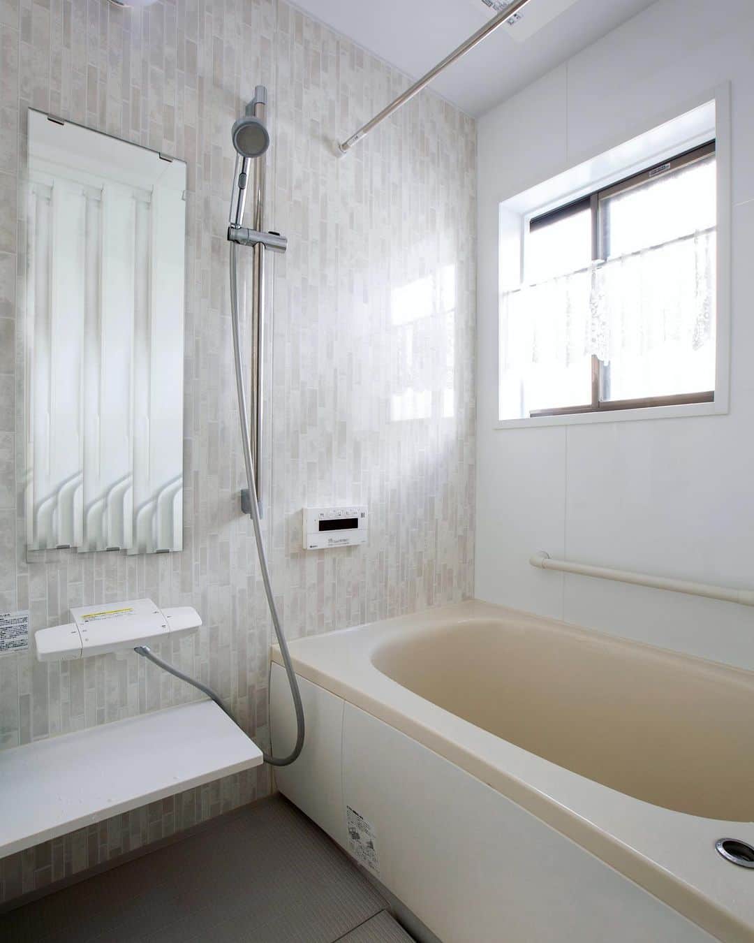 株式会社　三建さんのインスタグラム写真 - (株式会社　三建Instagram)「本日はお風呂の紹介です🛁 ⁡ お風呂は家の中で安らぎ空間な人も多いと思います。 充実したバスタイムは睡眠の質の向上やリラックス効果をもたらしてくれます。 さらに古い浴槽から最新の浴槽にリフォームすると、節水機能や保温性が上がり、節約にも繋がります。 ⁡ 今後の健康と生活のためにバスタイムから見直してみませんか？ ⁡ #三建 #sanken #注文住宅 #家づくり #自由設計 #マイホーム #新築戸建て #兵庫住宅 #兵庫工務店 #加古川注文住宅 #加古川工務店 #兵庫 #加古川 #高気密高断熱 #加古川ハウスメーカー #お風呂 #風呂 #バスルーム #bathroom #浴室 #浴室リフォーム #癒し空間 #お風呂時間 #タカラ #タカラスタンダード #toto #ホテルライク #ホテルライクインテリア #サステナブル #ヒートショック」4月24日 20時30分 - sanken.official