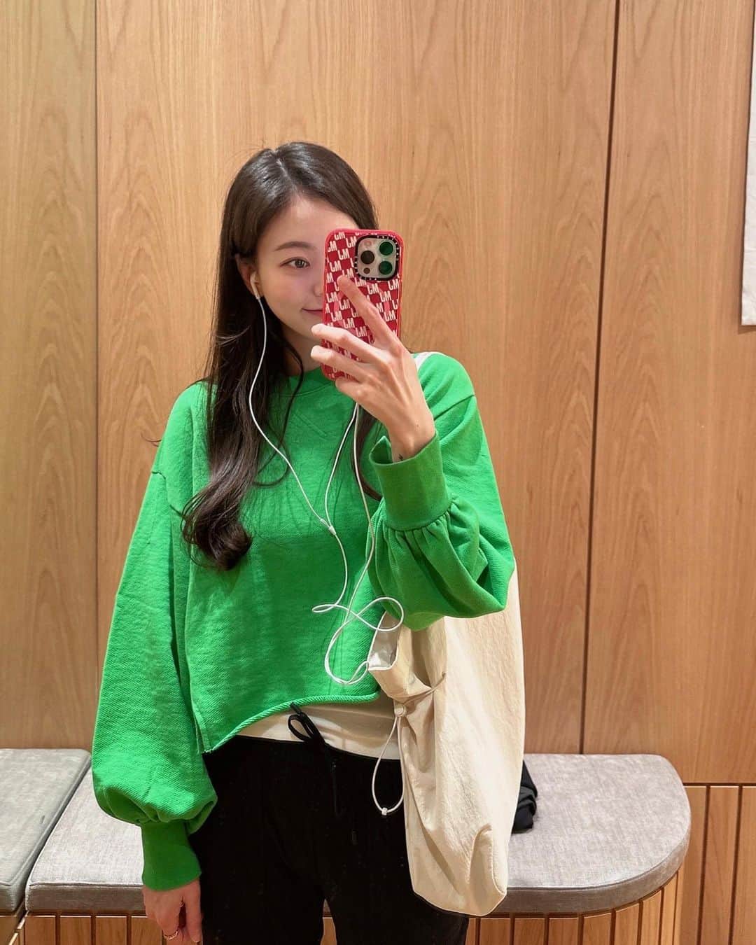 のインスタグラム：「룰루레몬 이태원매장은 무슨 피팅룸까지 편하고 예쁘고난리🤤  #내최애브랜드 🫶🏻」
