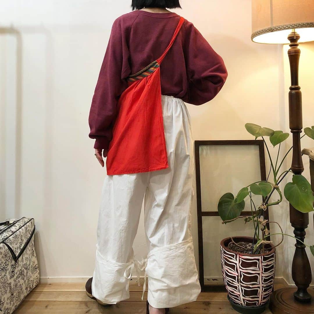 floorさんのインスタグラム写真 - (floorInstagram)「・ お知らせです 4/26（水）・27（木） closeとなります！ どうぞよろしくお願いいたします✨  引き続き皆さまのご来店お待ちしています🌷 apron style 大きなポケット◎ お試しくださいね〜✨  #大阪古着屋#南船場古着屋#南船場floor#フロア#vintage  #vintageclothing #vintageshop」4月24日 15時08分 - floor_vintage_clothing