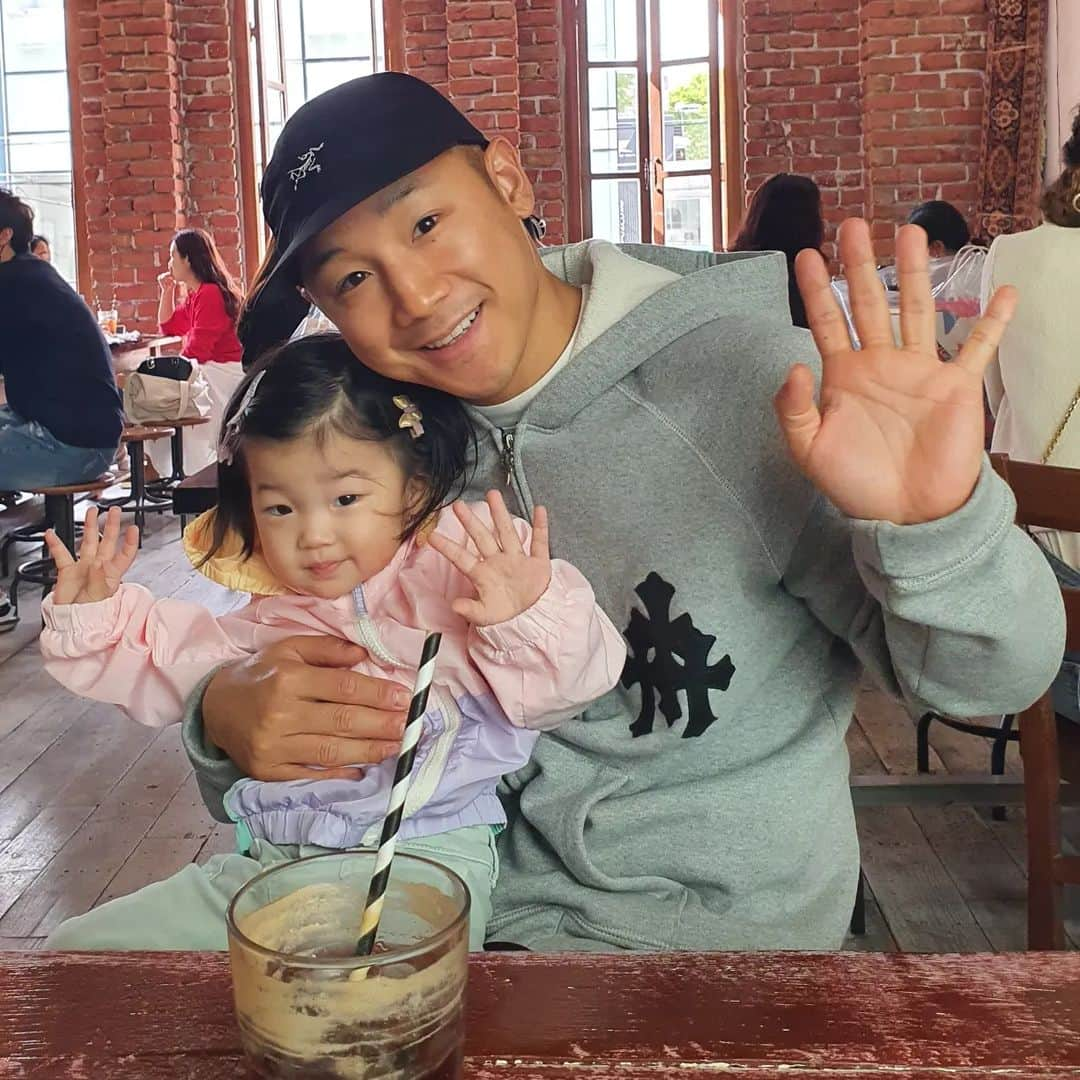 ショリのインスタグラム：「내새끼들이랑 아침데이트❤️ 사랑해❤️👨‍👩‍👧 #IZZAE #딸바보」