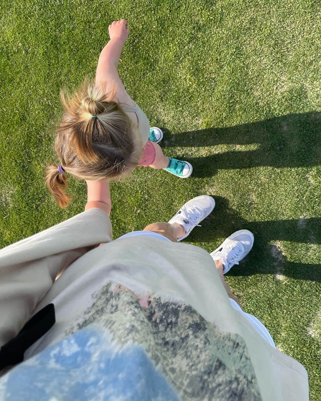 クリスティン・ヒルデブランドさんのインスタグラム写真 - (クリスティン・ヒルデブランドInstagram)「This weekends highlights 🥰 Rhett played his first couple holes on the golf course!! Lennon started counting “1,2,3,4,10, 8, 9,13” 😂😍. A movie night with Rhett’s bffs from school.  Lennon swung on a big girl swing & finally fits in her brothers old turquoise converse!! Oh and barefoot trips to Target. Soaking them up🥲」4月24日 15時12分 - _kristinhildebrand