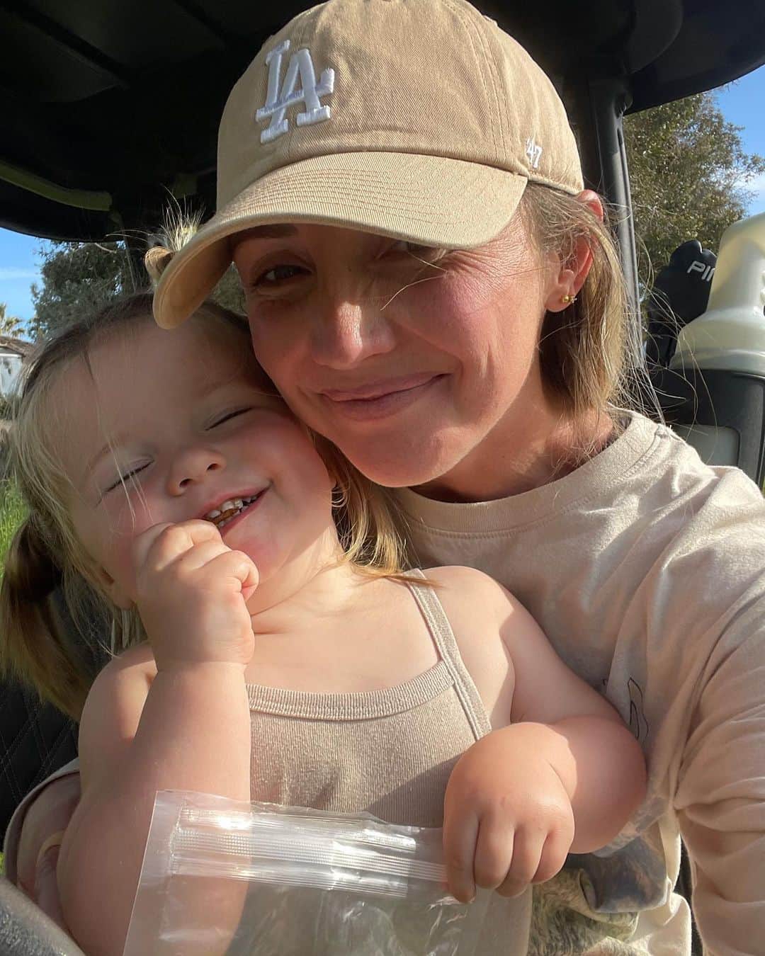 のインスタグラム：「This weekends highlights 🥰 Rhett played his first couple holes on the golf course!! Lennon started counting “1,2,3,4,10, 8, 9,13” 😂😍. A movie night with Rhett’s bffs from school.  Lennon swung on a big girl swing & finally fits in her brothers old turquoise converse!! Oh and barefoot trips to Target. Soaking them up🥲」