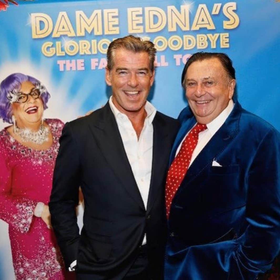 ピアース・ブロスナンのインスタグラム：「I am deeply saddened to hear the news of Barry Humphries passing. He was a magnificent actor, a marvelous comedian, and outrageously brilliant as Dame Edna.  Barry brought joy and laughter to the world. My prayers and heartfelt sympathy go out to his wife Lizzie, his family, and friends.  We will miss you dear Barry, aka Dame Edna .」