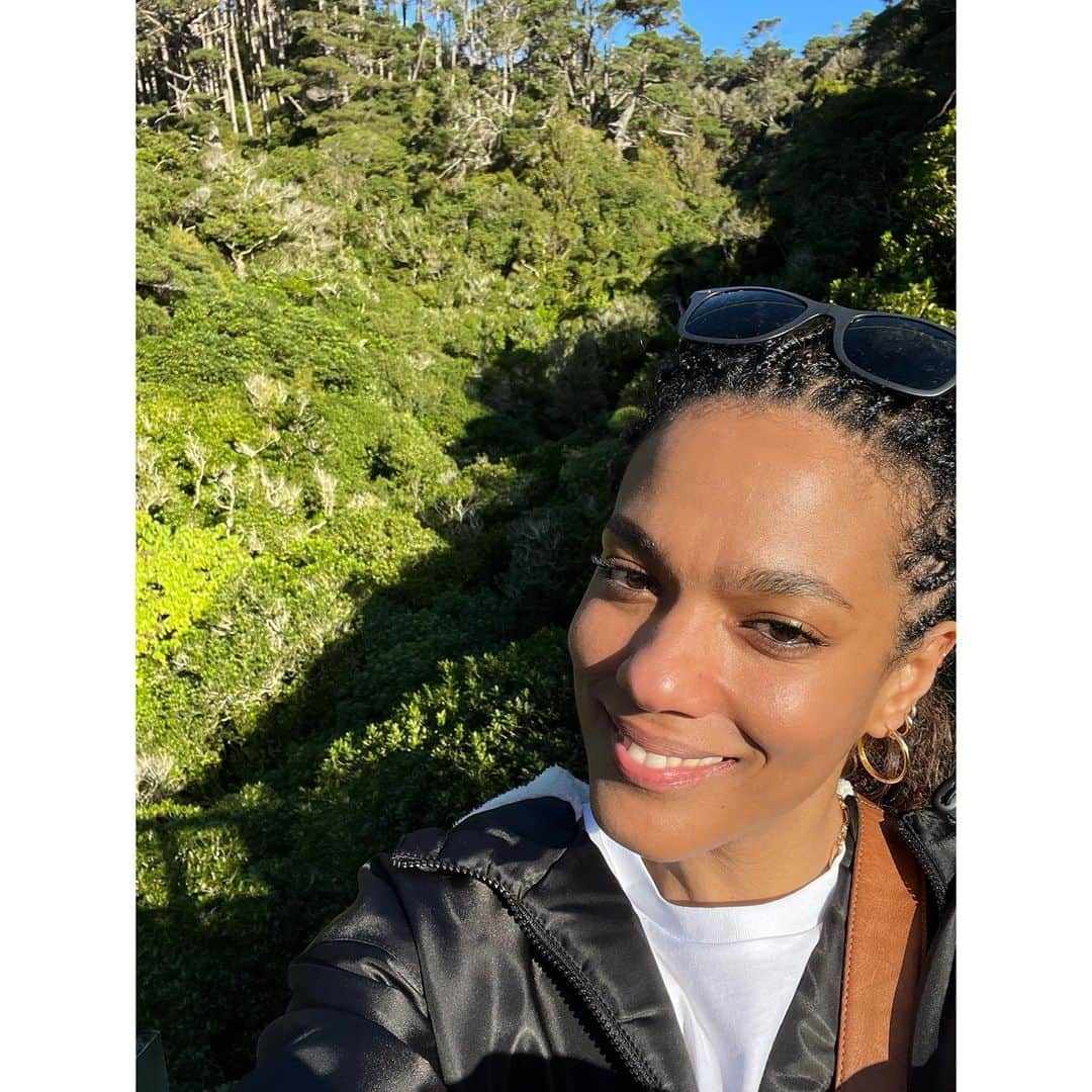 フリーマ・アジェマンのインスタグラム：「Today I walked. And walked.  Nature will you marry me. 🌳💚☀️ #newzealand #aotearoa #zealandia #mondaymusing」