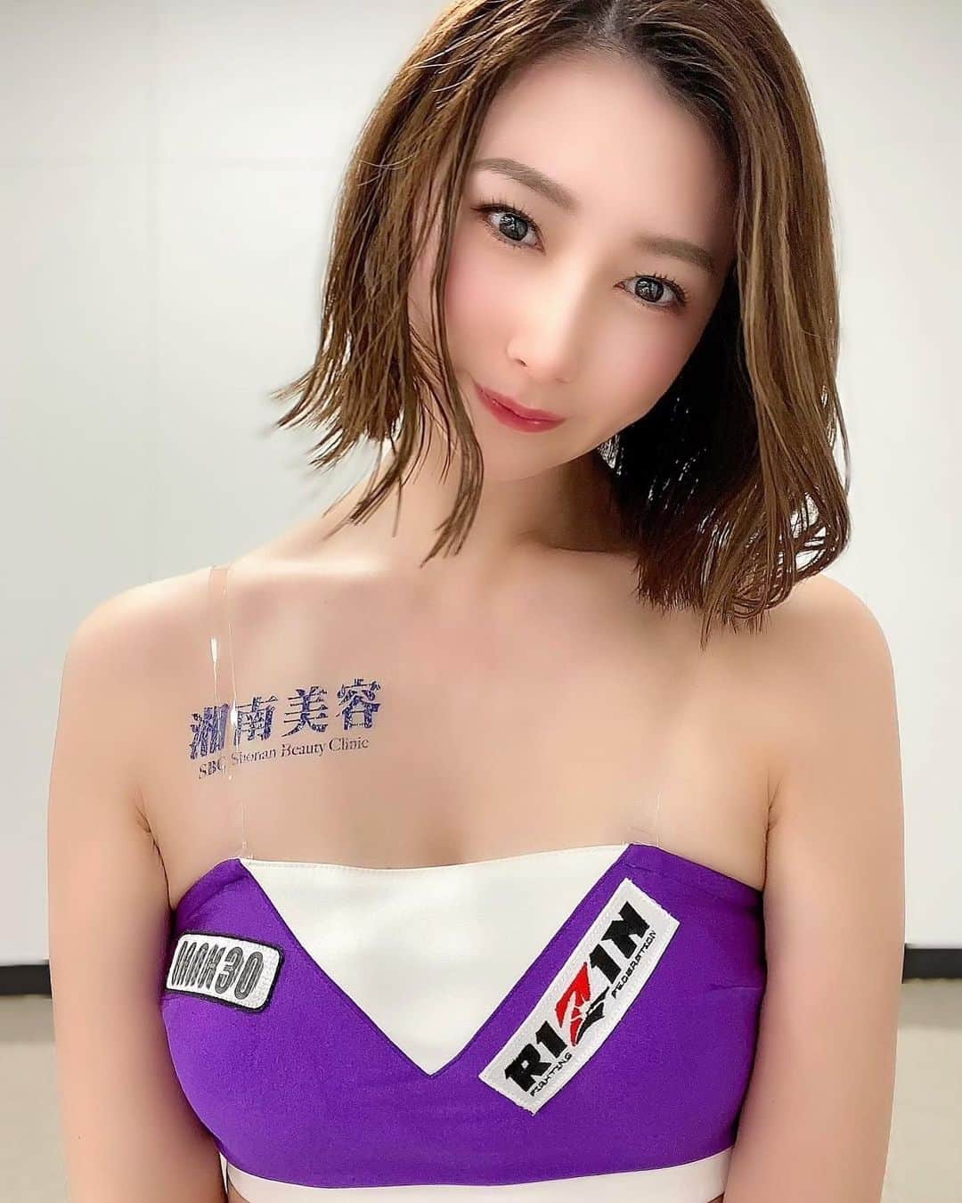 青木まりなのインスタグラム：「🔥🔥🔥 Fight Week 🔥🔥🔥  2週連続RIZIN！  先ずは今週末4月29日(土)の #RIZINLANDMARK5 ！  来週5月6日(土)の #RIZIN42 ！  私は、5月6日(土)のRIZIN.42に ラウンドガールとして出演してさせていただきます💜  両大会、PPV好評発売中です✨ ・Abema ・U-NEXT ・RIZIN 100CLUB ・RIZIN LIVE ・スカパー！ で視聴していただけます！  今年のGWは、 RIZINで盛り上がりましょう😆🙌🏻 @rizin_PR  　　 　　　 . . .  #RIZIN #RIZINガール #RIZINガール2022 #ラウンドガール #ringgirl #キックボクシング #kickboxing #キックボクシング女子 #筋トレ女子 #筋トレ #トレーニング #ダイエット #training #diet #グラビア #グラビアアイドル #グラドル #ビジョビ #bijobi #gravure #guravureidol #偶像 #性感 #清秀 #性感 #美腿 #그라비아　#화보」