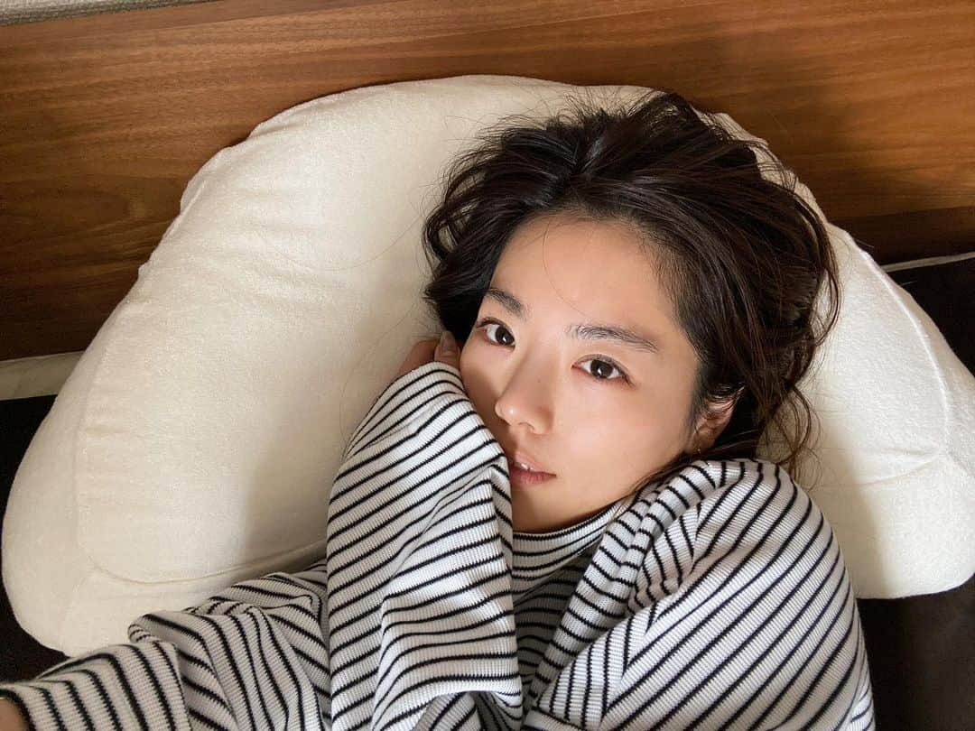 坪井保菜美のインスタグラム：「😪今朝。 ☀️おはよーの写真🤳💤  ちびのときから偏頭痛持ちの私は、枕のせいだと思い込み、枕にこだわりこれまで色々試してきました。 そして今うちには6つの枕が存在してます。頭一個なのにww 結果何がいいかいまだにわからないので、色々使い分けてます💭  そんな中でも発見があり👀💡、いつも左を向いて眠る事が多いと知りました。そして左足だけ曲げている☝🏻 楽なんよwww 実は母ちゃんと全く同じ寝方だった事に何度爆笑した事か🤣🙌🏻 そんな横向きに眠る人に特におすすめな枕という事で、これまた試してみたいと思い今使ってます✨  そしたら実家のお姫様のような母ちゃんベッドにもこれの大きいバージョンがありこれまた爆笑🤣🙌🏻笑  モチモチしてて、首周りが楽だった☝🏻😊💤 ぜひ肩こりや頭が疲れてる💦なんて方におすすめな枕‼️なのでした♪♪  ※枕裏表逆に使っていた！笑 よく間違える方多いみたい🤭 注意してお休みください💤  @yokonegu_official   #YOKONEGU #YOKONEGUpremium #睡眠の質  #睡眠グッズ #qol #pillow #pr #枕 #偏頭痛改善」