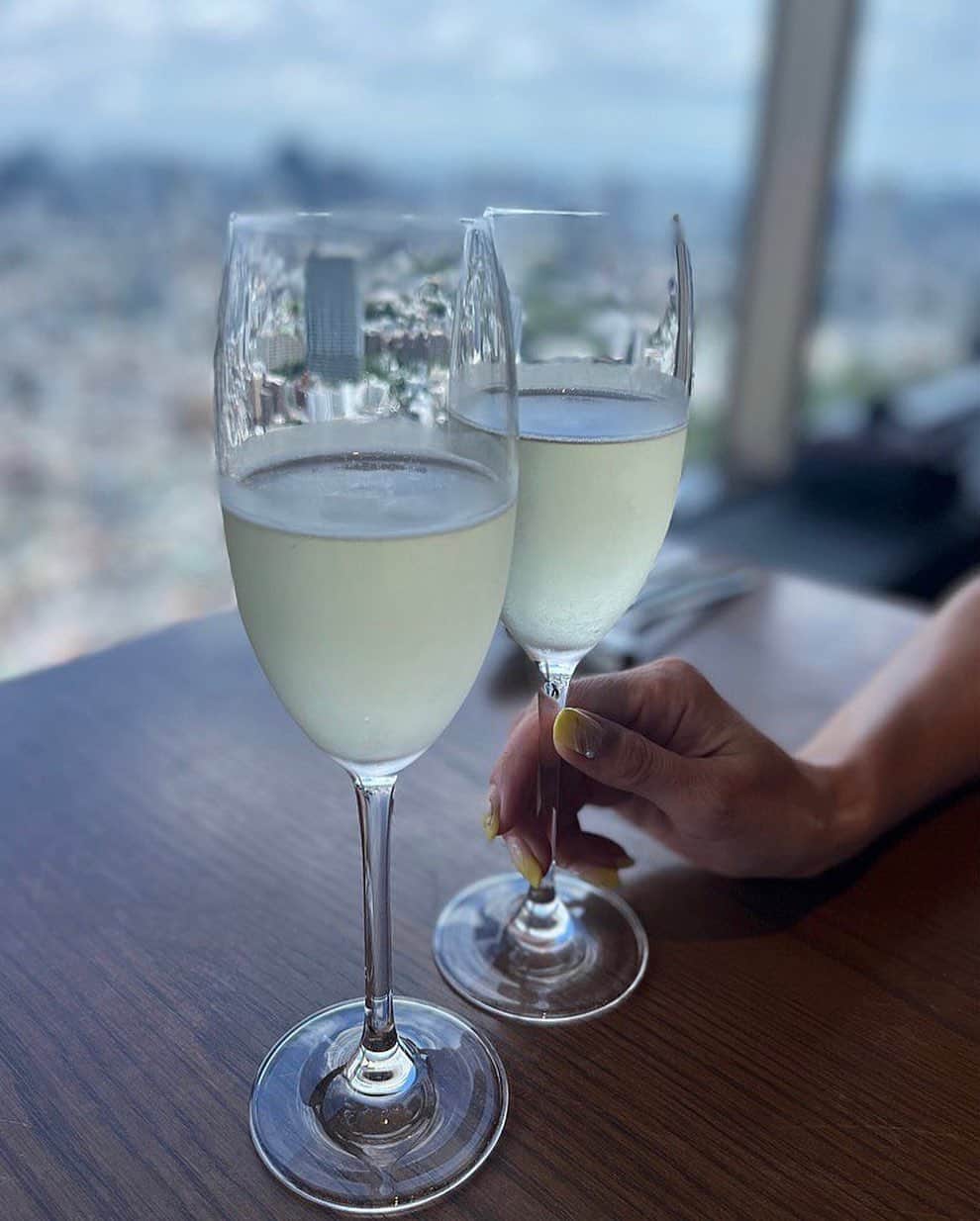 のインスタグラム：「ランチタイムのスパークリングワインと抜けの良い景色は見栄えの相性が抜群🥂  思わず、写真を撮りたくなってしまいますよね！  THANK YOU @janakana777  ご来店、投稿ありがとうございます。 タグ付け、メンションされた投稿はリポストさせて頂くことがございます！  皆様のご来店、心よりお待ちしております。  #longrain #longraintokyo #thaifood #ロングレイン #タイ料理 #アジアン料理 #アジアンフード #タイレストラン #カオヤム #パッタイ #恵比寿 #恵比寿ガーデンプレイス #東京 #東京グルメ #恵比寿ランチ #恵比寿ディナー #夜景レストラン  #夜景ディナー #夜景デート #夜景スポット #東京タワー #東京タワーが見える店 #東京タワー夜景 #東京タワー🗼 #tokyorestaurant #tokyo #ebisu #ebisugardenplace #nightview #tokyotower」