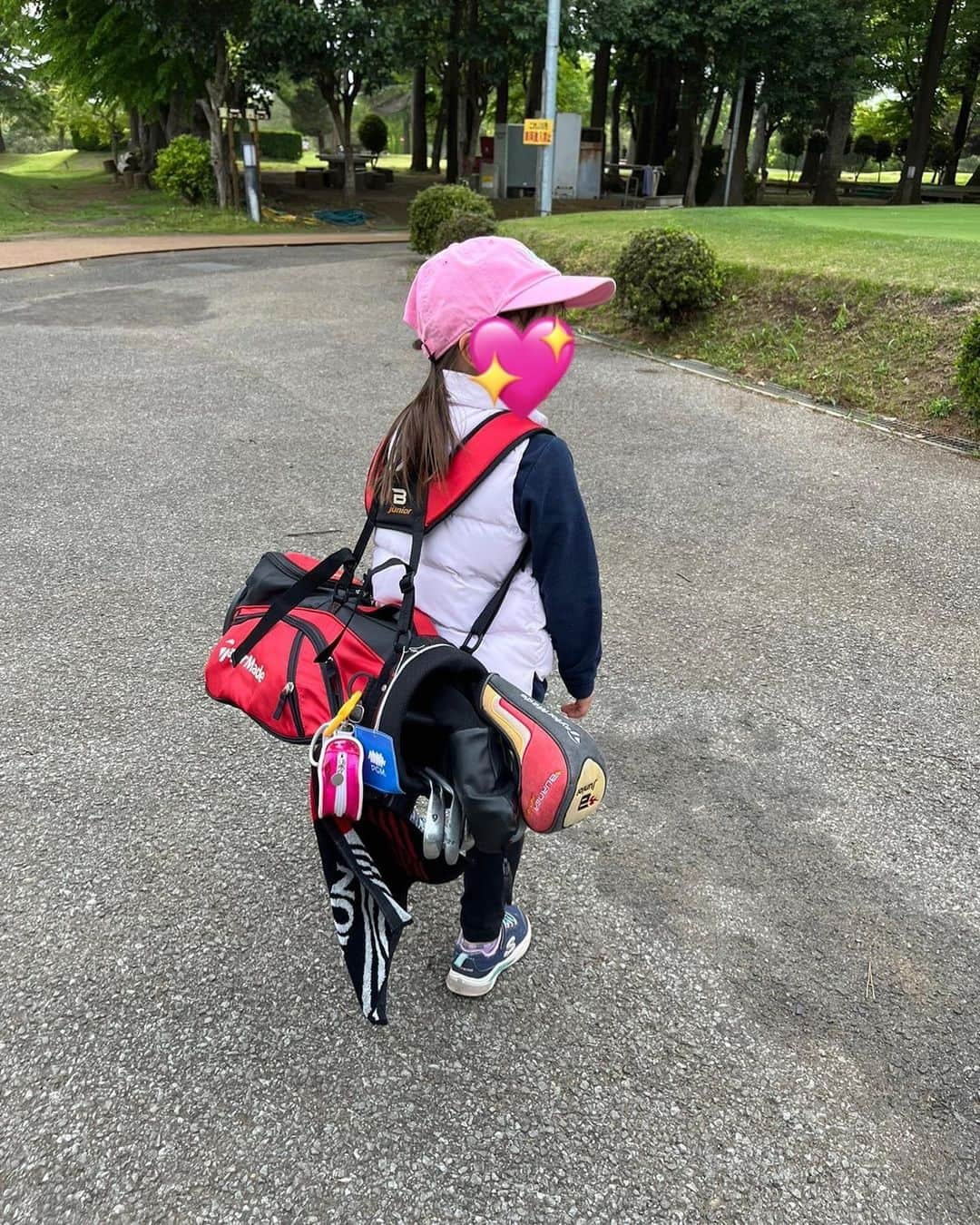 東尾理子さんのインスタグラム写真 - (東尾理子Instagram)「末っ子、ショートコースデビュー⛳️ とても楽しかったらしい💕 今回はとりあえず一人で試しラウンド💡 これから技術だけでなく、ルールやマナーも学んで行こうね✏️  #ゴルフ #ジュニアゴルファー  #初ラウンド #母ちゃんキャディー #5歳 #子育て #末っ子」4月24日 15時33分 - rikohigashio