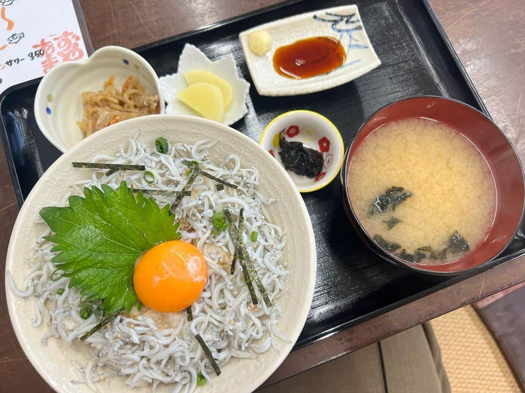 AKIさんのインスタグラム写真 - (AKIInstagram)「. . 神奈川県 藤沢、平塚、遠征飯！！ . 【釜めし菜時記　さき亭】 写真1枚目。 釜めしランチ！色んな種類があって 私は季節の釜めし！ 浅利と筍で優しいお味でした！ おこげも付いてたし最高！ 釜めしは時間がかかるけど その間に小鉢や焼き鳥出てくるから 待つ時間も苦じゃなかったよ！ . . 【noka table】 写真2.3枚目。 夜にお邪魔した野菜中心のバー。 雰囲気もよくお酒も美味しく 料理がまた最高に美味しい！ スタッフさんがとっても丁寧で 面白くまた行きたいお店♡ . . 【あずまや】 写真4枚目。 平塚競輪場に入る前に 海の方まで足を伸ばしてみた！ 地元の方が来るようなお店。 席数は少ないけど 美味しい釜揚げしらす丼が 食べれました！ アットホームで素敵なお店♪ . . 遠征飯は結構大事。 また美味しいものを見つけたら アップします✌︎ . . . #遠征飯#出張飯 #ランチ#ディナー#神奈川 #藤沢#平塚 #さき亭#釜めし #nokatable#バー#オシャレ #あずまや#釜揚げしらす丼 #ご馳走様でした」4月24日 15時47分 - aki_dosu