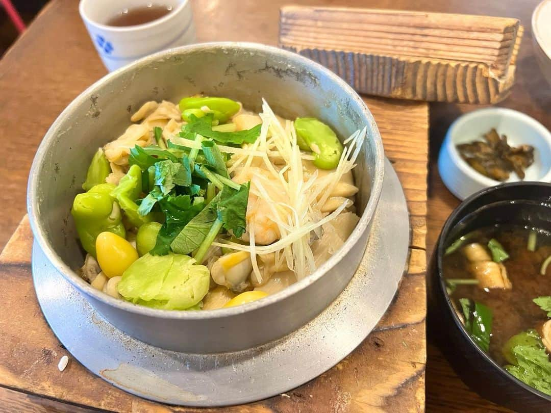 AKIさんのインスタグラム写真 - (AKIInstagram)「. . 神奈川県 藤沢、平塚、遠征飯！！ . 【釜めし菜時記　さき亭】 写真1枚目。 釜めしランチ！色んな種類があって 私は季節の釜めし！ 浅利と筍で優しいお味でした！ おこげも付いてたし最高！ 釜めしは時間がかかるけど その間に小鉢や焼き鳥出てくるから 待つ時間も苦じゃなかったよ！ . . 【noka table】 写真2.3枚目。 夜にお邪魔した野菜中心のバー。 雰囲気もよくお酒も美味しく 料理がまた最高に美味しい！ スタッフさんがとっても丁寧で 面白くまた行きたいお店♡ . . 【あずまや】 写真4枚目。 平塚競輪場に入る前に 海の方まで足を伸ばしてみた！ 地元の方が来るようなお店。 席数は少ないけど 美味しい釜揚げしらす丼が 食べれました！ アットホームで素敵なお店♪ . . 遠征飯は結構大事。 また美味しいものを見つけたら アップします✌︎ . . . #遠征飯#出張飯 #ランチ#ディナー#神奈川 #藤沢#平塚 #さき亭#釜めし #nokatable#バー#オシャレ #あずまや#釜揚げしらす丼 #ご馳走様でした」4月24日 15時47分 - aki_dosu