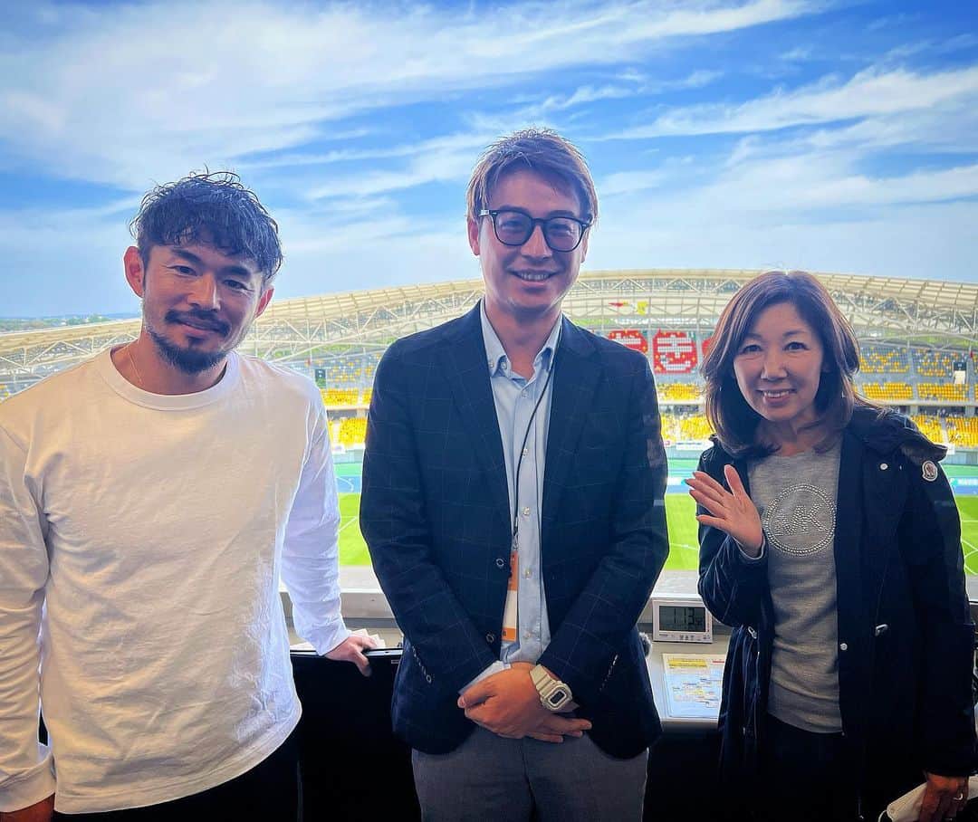 のインスタグラム：「. 週末は J2第11節 栃木SC vs いわきFCのゲームを担当しました。  ハードワーク・強度・デュエル・トランジション。 共に同じような要素を大事にしているクラブとあって 終始、局面局面でのバトルが激しいゲームになりました。  「激しさ」については色んな見解があると思います。 「危険」「ラフ」とは違います。 この試合でも何度もプレーが止まる場面がありましたが、 結果的に警告は1枚も出ませんでした。  勝利に向かって自分たちのスタイルを貫き通したが故の ぶつかり合いだったと思います。  J2は次節から再び3連戦。 混戦模様の中、連戦後の状況はどう変わるのか。注目です。  解説の佐藤勇人さん、インタビュアー朝井夏海さん ありがとうございました！ . . . #J2 #栃木SC #いわきFC #実況」