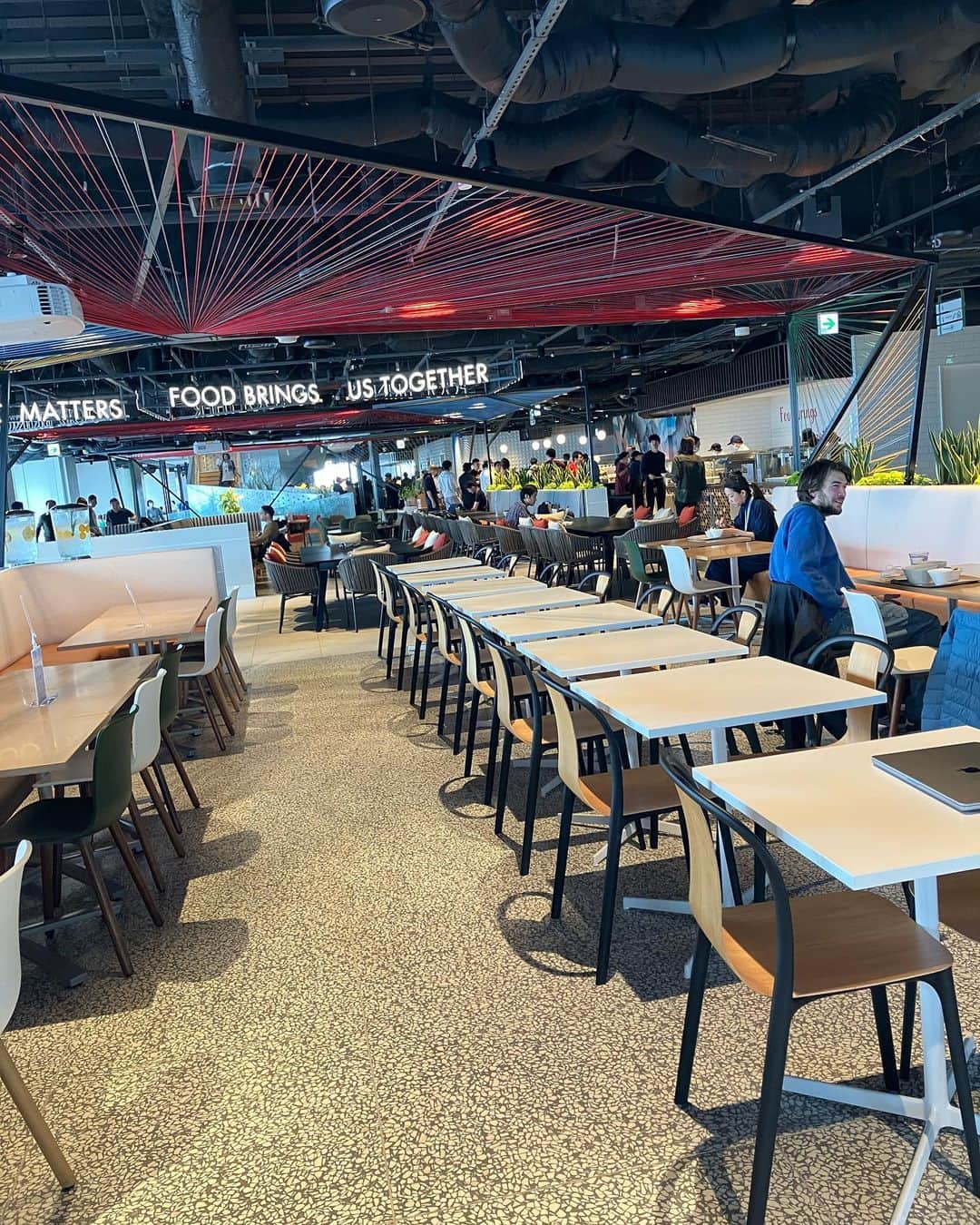 吉見佑子さんのインスタグラム写真 - (吉見佑子Instagram)「Google食堂に、お邪魔してきました、ここ渋谷の外国？ビーガン？オーガニック、16穀米　うどん、お団子、空芯菜　なんでも揃って、私はカレー。猛烈な無料の混雑」4月24日 15時41分 - yuko_yoshimi