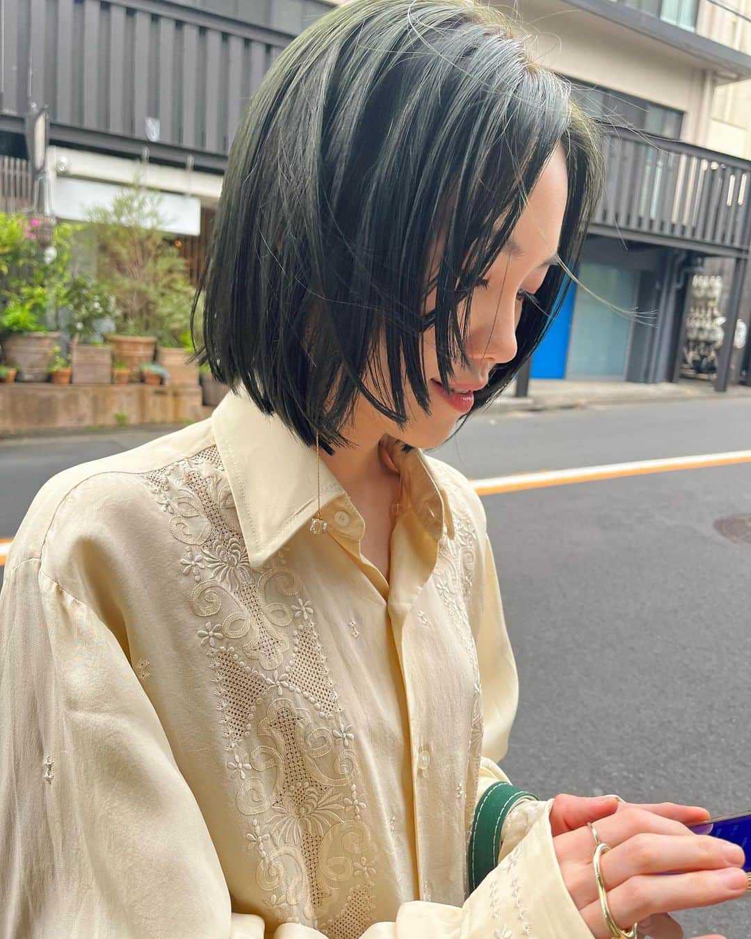 田中こなつのインスタグラム：「🌱🌱🌱  髪の毛切って染めてしてきました。 シルエットもカラーも最高です。  休日だと思ったらここへ来る。 最近の投稿は @nob1211 Photo連チャン」