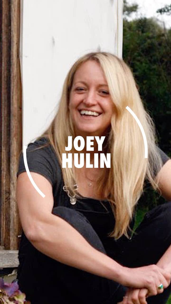 ファーン・コットンのインスタグラム：「Self-compassion is vital in manifesting. Meditation teacher and mentor Joey Hulin (@joeyhulin_writer) knows we have to believe that we deserve good things in order to lean into going after them.   In this chat with Fearne, Joey explains that manifesting means intentionally thinking about, and working hard towards the things we want in our lives. We have to really embody our desires if we’re to achieve our dreams. They also chat about where science and mysticism meet, the concept of luck, and whether we should be doing spells... Available to listen now wherever you get your podcasts or watch the full episode on YouTube✨  Joey’s new book, ‘Your Manifesting Year’ is published by Happy Place Books, and is out now.」