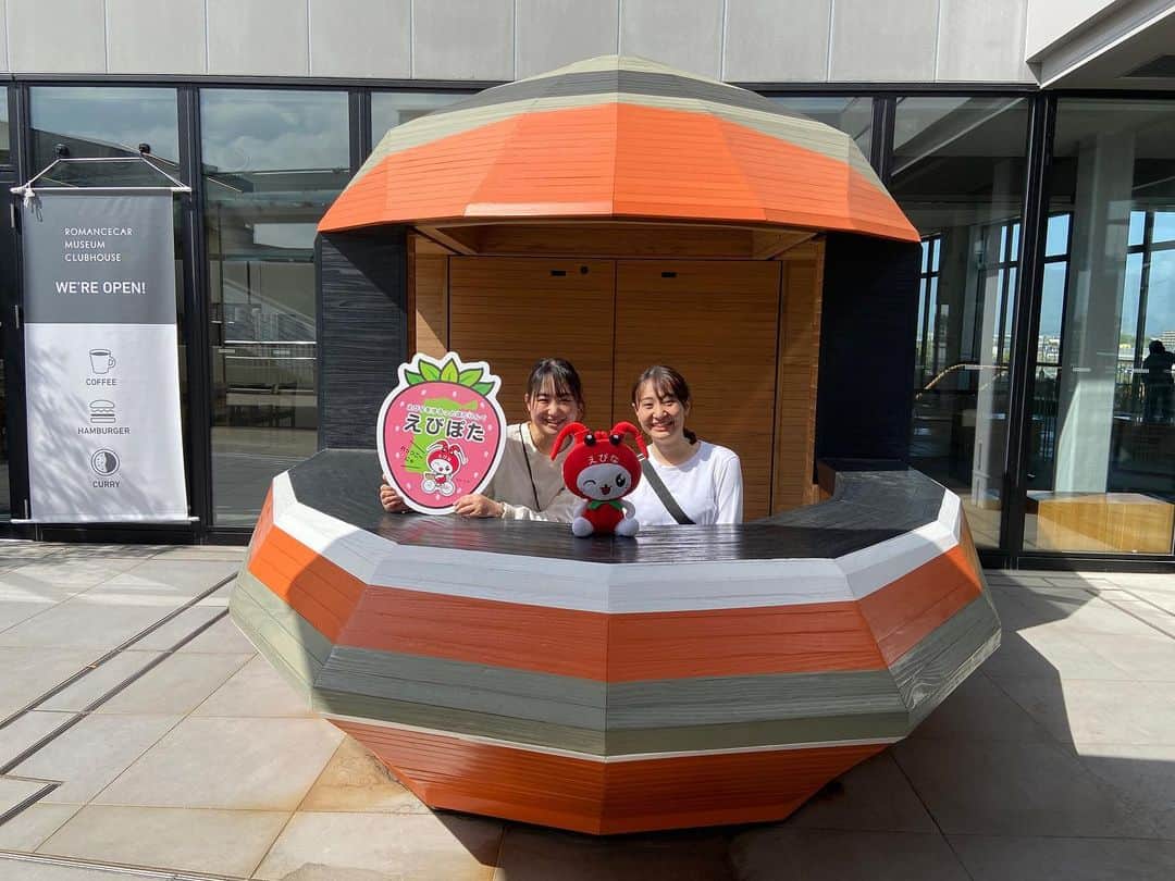 のインスタグラム：「いちごとお花のカラフル＆ポップな海老名を満喫！ 「ロマンスカーミュージアム」 "子ども" も "大人" も楽しめる鉄道ミュージアムとして、2021年４月にオープンしました。入口には木製のロマンスカーのオブジェが飾られており、写真スポットとしても人気です。  館内には、歴代のロマンスカーが並ぶギャラリーや小田急線沿線の街を緻密に作ったジオラマがあり、行くたびに新たな発見や感動に出会えます。  公式グッズショップでは、市認定えびなの名産品で、ロマンスカーミュージアム限定パッケージの「５年保存クッキー缶」も販売しており、楽しい思い出と一緒に持ち帰ることができます。  #好きです海老名 #えびぽた #住みたい住み続けたいまち海老名 #海老名市 #海老名 #ebina #シェアサイクル #ロマンスカーミュージアム #ロマンスカー #鉄道 #海老名のおすすめスポット #のんびり海老名」