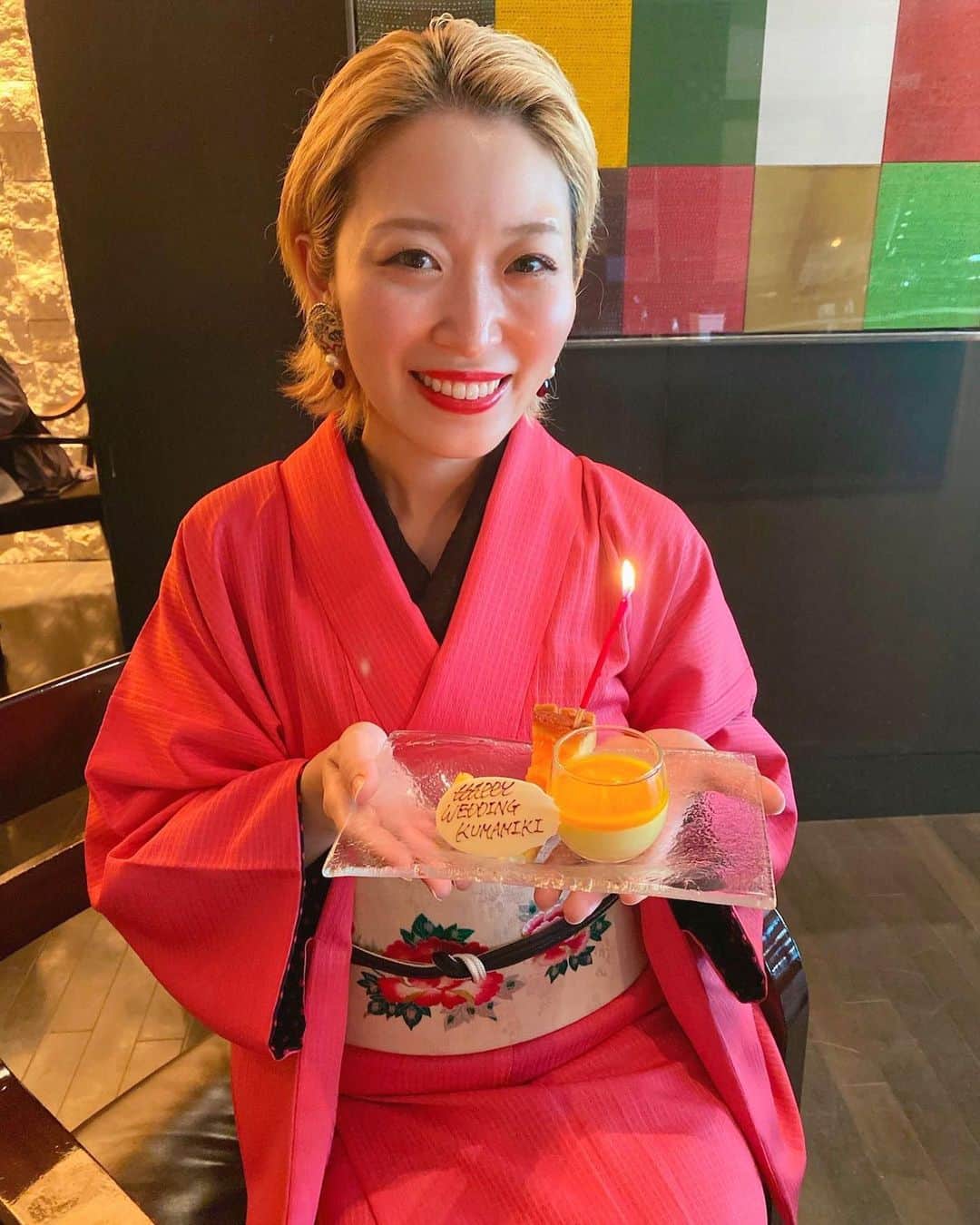 くまみきのインスタグラム：「グランドハイアット東京のフレンチキッチンへ💄✨  ホテル開業20周年を記念したスペシャルアフタヌーンティーブッフェとやらに行ってきました🫖 アフタヌーンティーなのかブッフェなのかどっちなんだい👵？と思いながらバクバク食べてきたよ🤣笑  お茶を選ぶ時間がとっても楽しかったんだけど、私のおすすめは煎茶+抹茶ベリーミックスです🫐🍵  嬉しいサプライズもありがとう〜🥹🧡  着物/ @mamechiyomodern  帯/ @wing_kimono  半衿/自作 バッグ/ @_k_i_i_r_o_  ピアス/  @yumederu   #着物 #着物コーディネート #着物コーデ #着物 #きもの #kimono  #着物女子 #kimonostyle #kimonofashion #japanesekimono #グランドハイアット東京 #グランドハイアット #フレンチキッチン #アフタヌーンティー #アフタヌーンティー東京 #ブッフェ #ホテルビュッフェ #ビュッフェ」