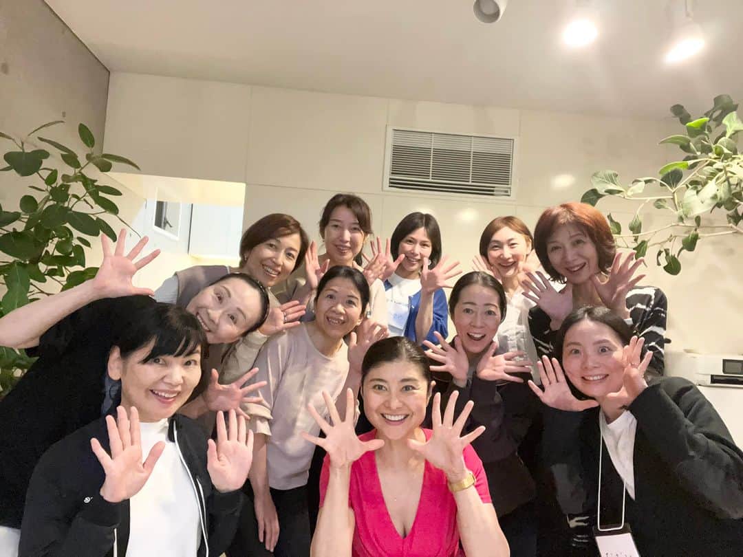間々田佳子のインスタグラム：「コアフェイストレーニング養成講座12期全員合格💕たくさんのミラクルが起きた4日間でした❣️ 顔を動かすことで 新しい自分の可能性に気付いたり 今までがんばりすぎて生きてきたことにハッとしたり みなさんの顔だけでなく 見えない何かが 変わっていく感動がありました… 感動をありがとうございました😊🥰 これからもよろしくです🙏  #間々田佳子 #表情筋研究家 #コアフェイストレーニング #表情筋トレーニング #顔筋トレ」