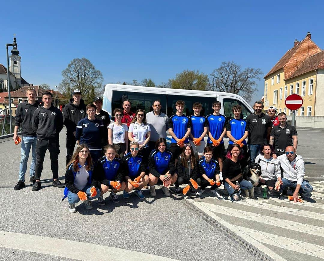 SVホルンのインスタグラム：「Rückblick vom Wochenende: Flurreinigung ☑️  #throwback #weekend #flurreinigungsaktion #flurreinigung2023 #sonnig #svhornfamilie #allehelfenmit #spielerinnen #spieler #horn #jetztistessauber #dankefüreureunterstützung #leidenschaftfussball #svhorn #bepartofit」