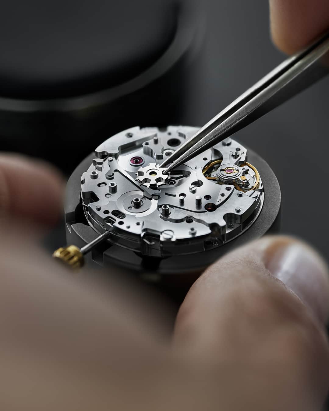 のインスタグラム：「The #IWCWatches three-tiered, seamlessly integrated quality concept. Firstly, the watchmaker controls the quality after every step. Then the line manager takes random samples to check that the controls have been carried out correctly. The third stage is something we developed in-house, which we call the Final Inspection Movement (FIM) cell. Over twelve days, we test all the relevant movement functions automatically.」