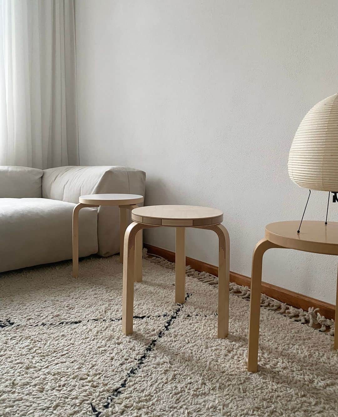 Artekさんのインスタグラム写真 - (ArtekInstagram)「We are delighted to have @nella.beljan share her celebrations of the 90th anniversary of Stool 60 with us. ⁠ ⁠ Thank you for your sweet words and for capturing Stool 60 Kontrasti in your home and your studio @nellabeljan_gallery」4月24日 16時00分 - artekglobal