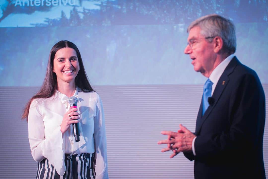 のインスタグラム：「“Once an Olympian, forever one”, la frase che mi disse il Presidente Bach la prima volta che lo incontrai a Losanna un anno fa😊  Non capita tutti i giorni di fare due chiacchiere con il Presidente del Comitato Olimpico Internazionale, giovedì ho avuto l’onore di moderare davanti a tutti i miei colleghi di @milanocortina2026 un momento di condivisione speciale🤩  Thomas Bach (Olimpionico a Montreal ‘76🥇) è, tra l’altro, una persona di spirito, si è prestato con grande disponibilità a soddisfare tutte le nostre curiosità… olimpiche e non!  Sicuramente una mattinata da incorniciare❣️  A quando la prossima, Presidente?😉」