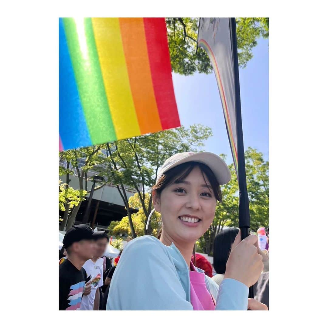 佐藤梨那さんのインスタグラム写真 - (佐藤梨那Instagram)「🌈  #東京レインボープライド   初めて参加させてもらい、 パレードも歩かせてもらいました‼︎  会場中が笑顔で溢れていて、 一人一人がその人らしく いられることが どれだけ大切なことなのか 改めて考えるきっかけに😌  自治体や企業、学校など 様々な団体がブースを出していて、 社会全体で進んでいるんだと 感じました🌈  伝え手として これからも勉強しながら 取り組んでいきたいと思います。  #変わるまで続ける  #変わるまで伝え続ける」4月24日 16時14分 - sato_lina