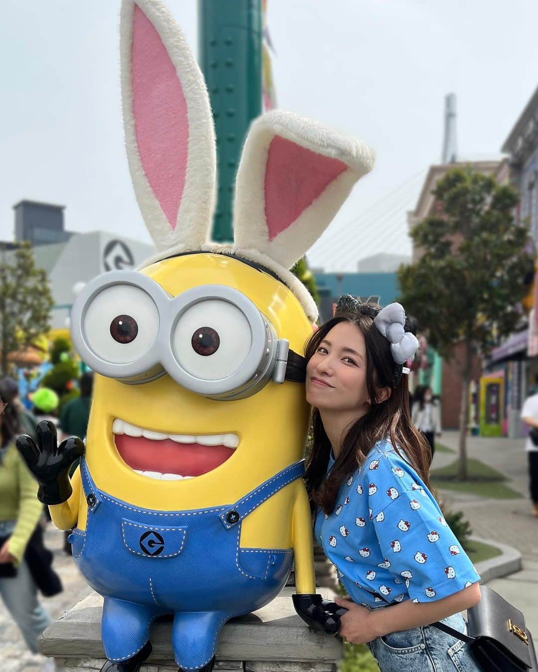 戸田れいのインスタグラム：「オフ日にユニバに行って来ました🐰🩵 実に4年ぶり₍₍ (ง ˙ω˙)ว ⁾⁾  ミニオンもキティちゃんも可愛すぎたなぁ🥰」