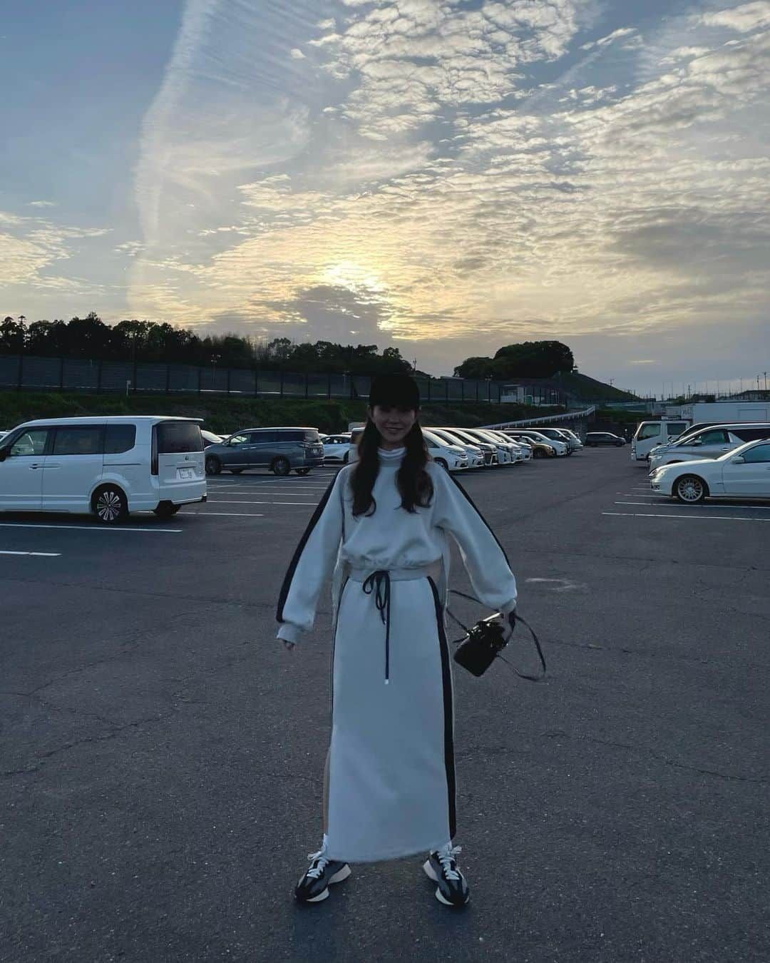 西村いちかさんのインスタグラム写真 - (西村いちかInstagram)「レース終わりに🧸🏁 ちゃそと移動着🚗  仕事の時色被りがちで嬉しい🤤  ３枚目はした記憶ないのにしてた仁王立ち😇 結構立ち方立派じゃない？😇  .  .  .  .  . #ootd #outfit #仕事コーデ #アスレジャー」4月24日 16時15分 - ichika_nishimura