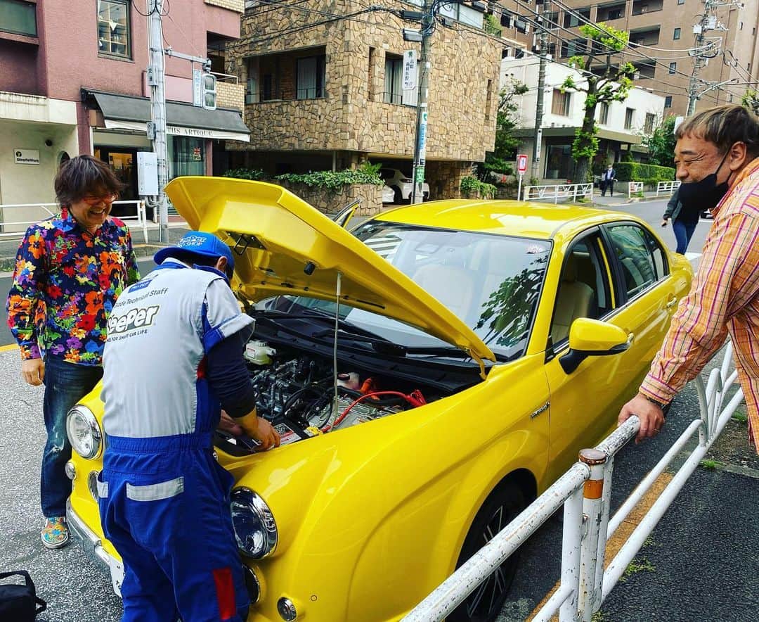 のインスタグラム：「goen°で山田洋次監督との打ち合わせ。 直前に道端で倉本美津留さんとバッタリ会えたので連行。  倉本さんも打ち合わせに急遽参加して楽しい時間でした。  しかし黄色の素敵な車が その間、バッテリーあがって 目の前のENEOSの兄貴に救出してもらいました。 打ち合わせ中、ENEOSの優しさについて話したばかりなので いろいろ繋がってて面白い…w」