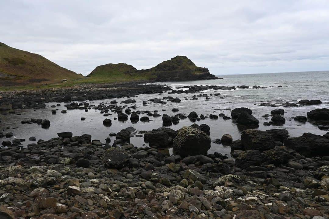 岡本沙紀さんのインスタグラム写真 - (岡本沙紀Instagram)「Dia dhuit! 🇮🇪🍀 ⁡ 今日の挨拶はアイルランドの言語であるゲール語です🇮🇪 ⁡ 世界遺産シリーズ第三弾はジャイアンツコーズウェイです🧌💎 ⁡ ジャイアンツコーズウェイは、アイルランド北岸の海岸線にある、六角形の柱状節理からなる自然の景観です。これらの柱は、溶岩が急速に冷え固まったときにできた規則的なひび割れに由来します。1986年に世界自然遺産に登録されました。 ⁡ フェリーでブリテン島から北アイルランドの首都ベルファストまで行き、そこからさらに2時間以上バスに乗って行ったのは大変でしたが、長年の念願叶って来訪できてよかったです。 ⁡ “Giant’s causeway” というのは直訳すると「巨人の石道」という意味で、アイルランドの伝説的な英雄フィン・マックールが巨人と戦うために作り上げた道だと言い伝えられているそうです。 ⁡ 現地は風が強く大変寒かったです😂 また巨人用の道だからなのか段差が大きい場所や急に切り立っている場所があり、かなり歩きにくかったです💃 ⁡ Dia dhuit! 🇮🇪🍀 ⁡ Today's greeting is in Gaelic, the language of Ireland: 🇮🇪 ⁡ Third in our World Heritage Site Introduction series is the Giant's Causeway🧌💎. ⁡ The Giant's Causeway is a natural landscape of hexagonal columnar joints on the north coast of Ireland. These columns are derived from cracks formed when lava cooled and solidified rapidly. ⁡ It was a long and arduous way to get there with an all-night ferry ride and two-hour bus trip, but I am glad to be at the place that has been on my wishlist for a long time. ⁡ "Giant's causeway" means "Giant's stone path" in literal translation. There is a legend that the path was built by Irish hero Finn McCool to fight giants. ⁡ It was very cold and windy, and there were some places where the steps were relatively high💃 Be careful when you walk there unless you’re a giant!🧌 ⁡ ⁡ #WorldHeritageSite #世界遺産 #世界自然遺産 #giantscauseway #ジャイアンツコーズウェイ #northernireland #北アイルランド #nationaltrust #japanesegirl #uktravel #イギリス留学 #英語学習 #東大王 #nikonz30」4月24日 16時23分 - okamoto_sa_ki
