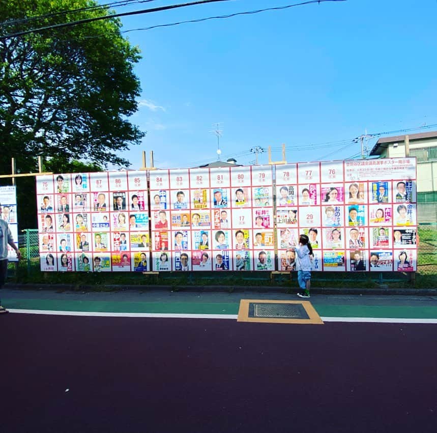 森本千絵さんのインスタグラム写真 - (森本千絵Instagram)「昨日は選挙 行きましたか？  娘がポスター前でひとりひとりを 見た目で解説してました。」4月24日 16時16分 - chiemorimoto_goen